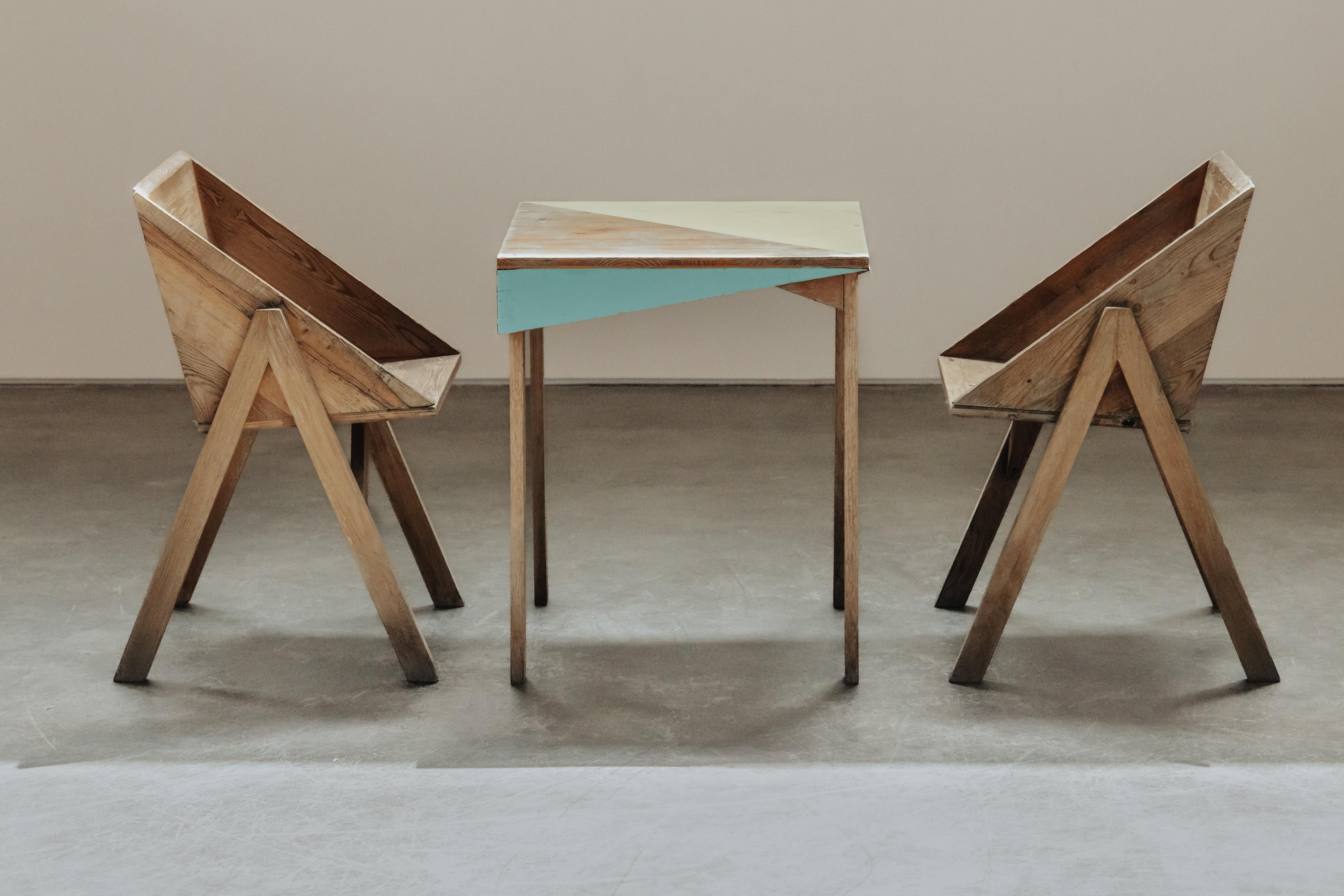 Set de table moderniste vintage de France, Circa 1970.  Ensemble inhabituel en pin massif avec une belle peinture d'origine et une bonne utilisation.

Les chaises mesurent :  H-33 / L-21 / P-22 / S-18,5