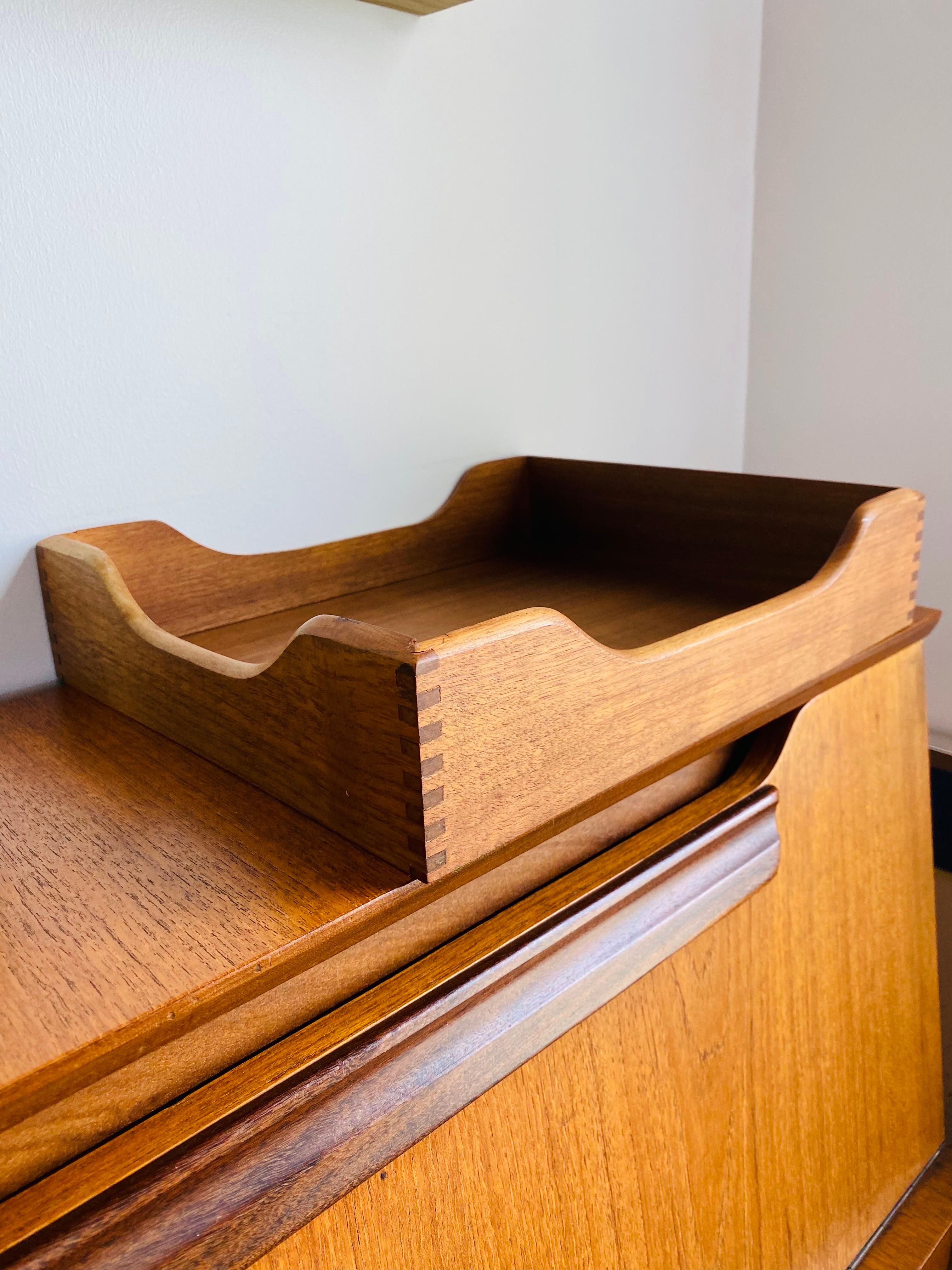 Single letter desk tray with dovetail detail, circa 1950s. Beautifully aged and with original felted base. Clean lined design that is timeless and classic. 

Mid-Century, Hollywood Regency, Art Deco, Eclectic, Coastal, Modern, Boho, Organic Modern,
