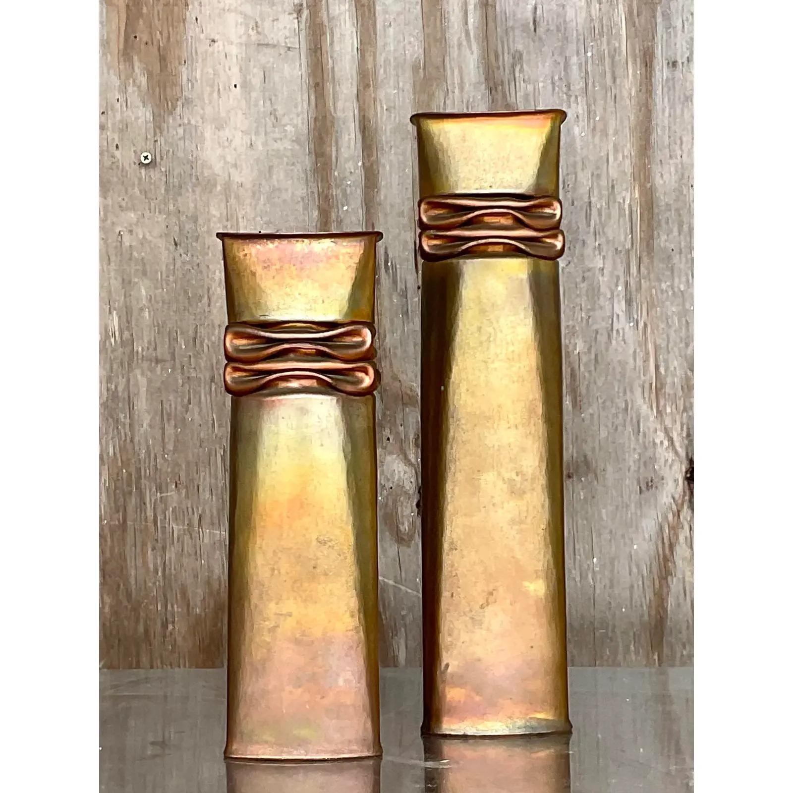 Spectaculaire paire de vases vintage en cuivre nickelé. Fabriqué à la main par le maître moderniste Thomas Roy Markusen. Beau détail plié en haut et marqué en bas. Acquis d'une succession de Miami.