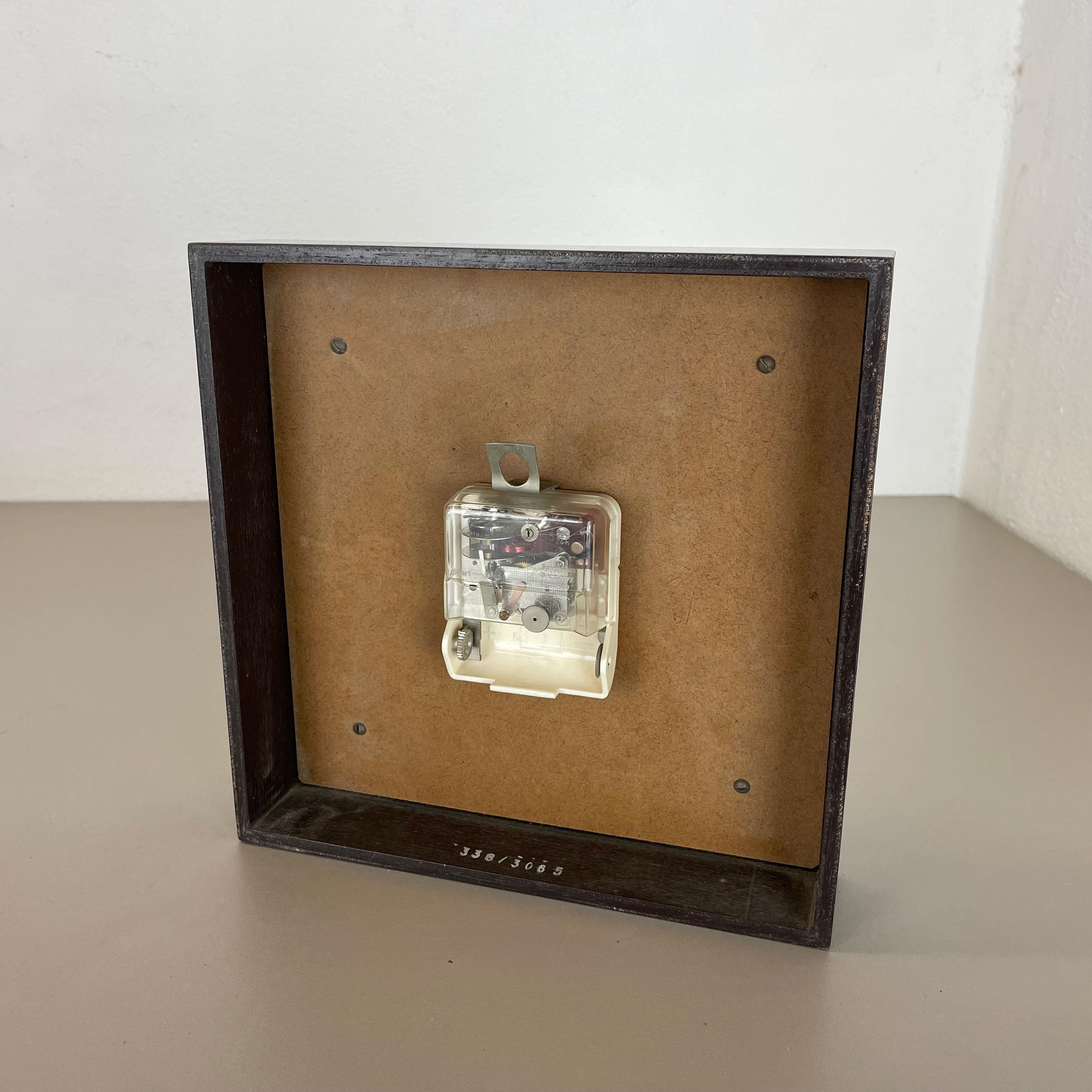 Reloj de sobremesa y pared modernista vintage de madera y latón de Junghans, Alemania, años 70 en venta 7