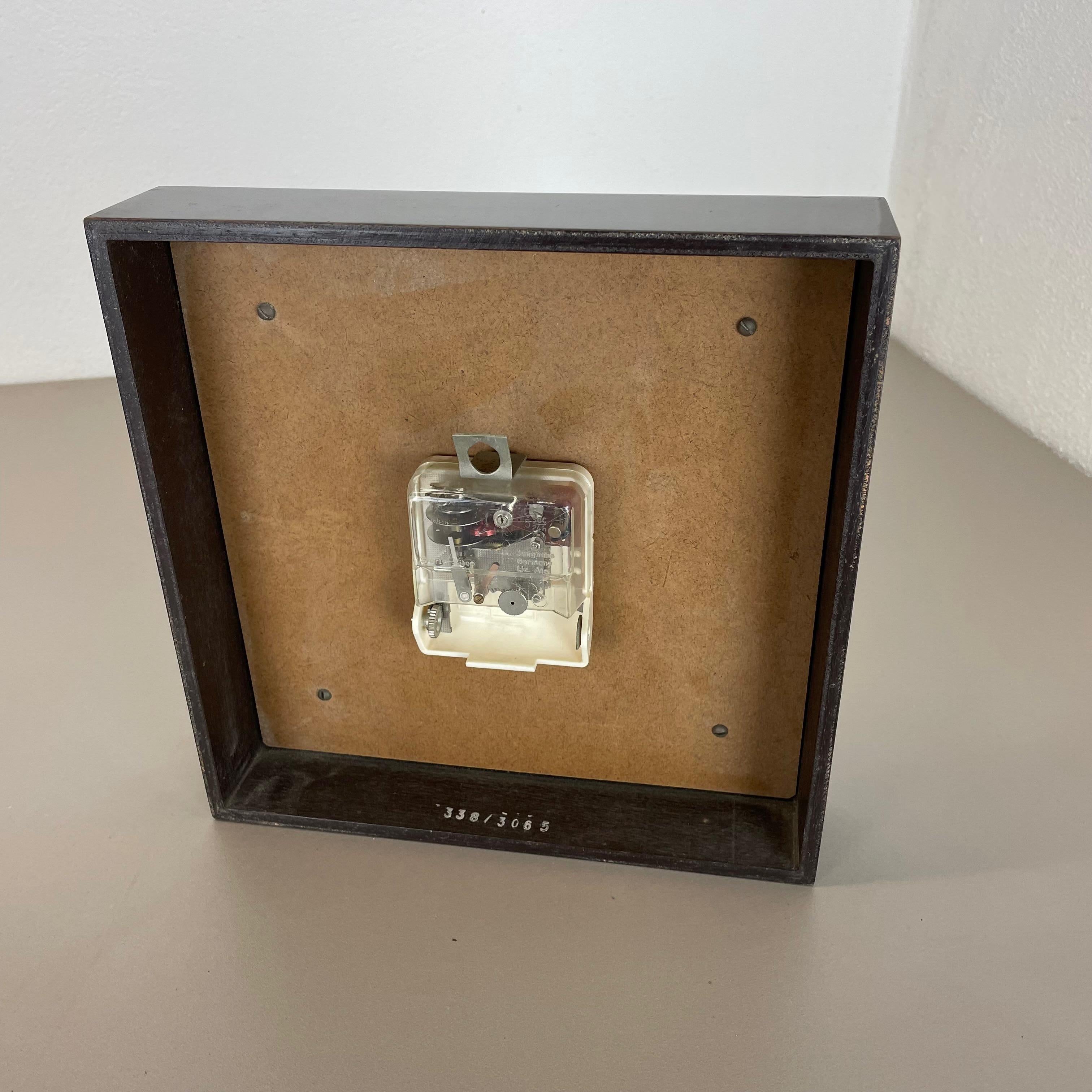Reloj de sobremesa y pared modernista vintage de madera y latón de Junghans, Alemania, años 70 en venta 9