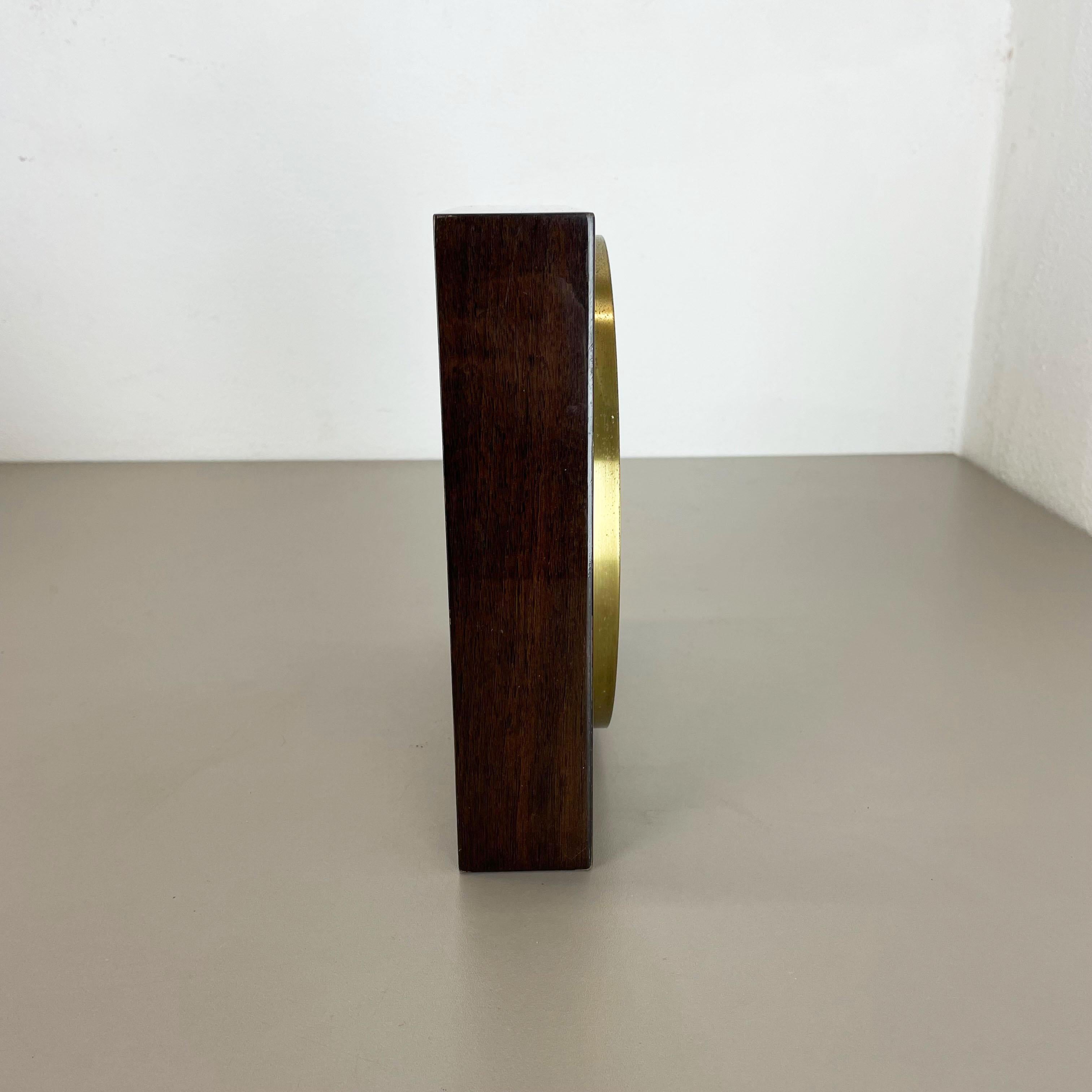 Reloj de sobremesa y pared modernista vintage de madera y latón de Junghans, Alemania, años 70 Moderno de mediados de siglo en venta