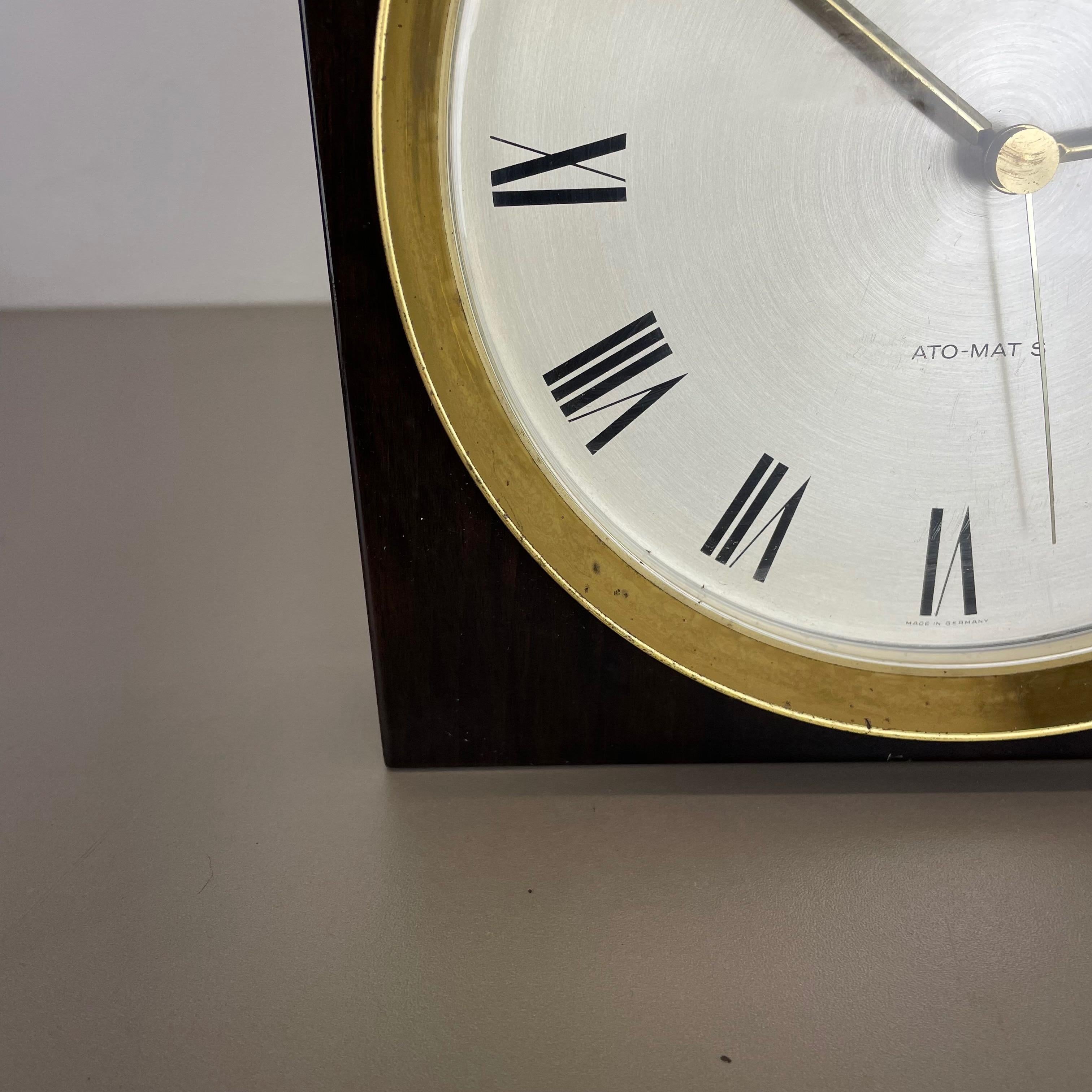 Reloj de sobremesa y pared modernista vintage de madera y latón de Junghans, Alemania, años 70 Alemán en venta