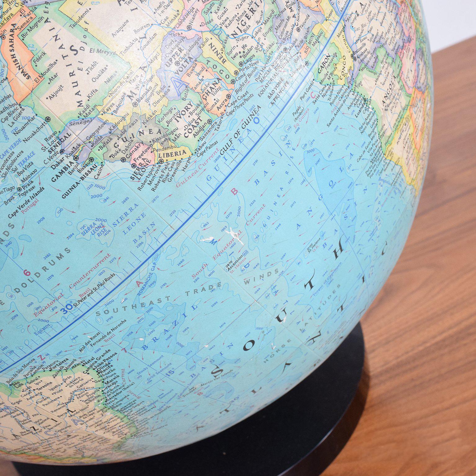 For your consideration a vintage world globe by National Geographic. 
Mounted in sleek modern black plastic round base with an aluminum stem. 

Measures: 17