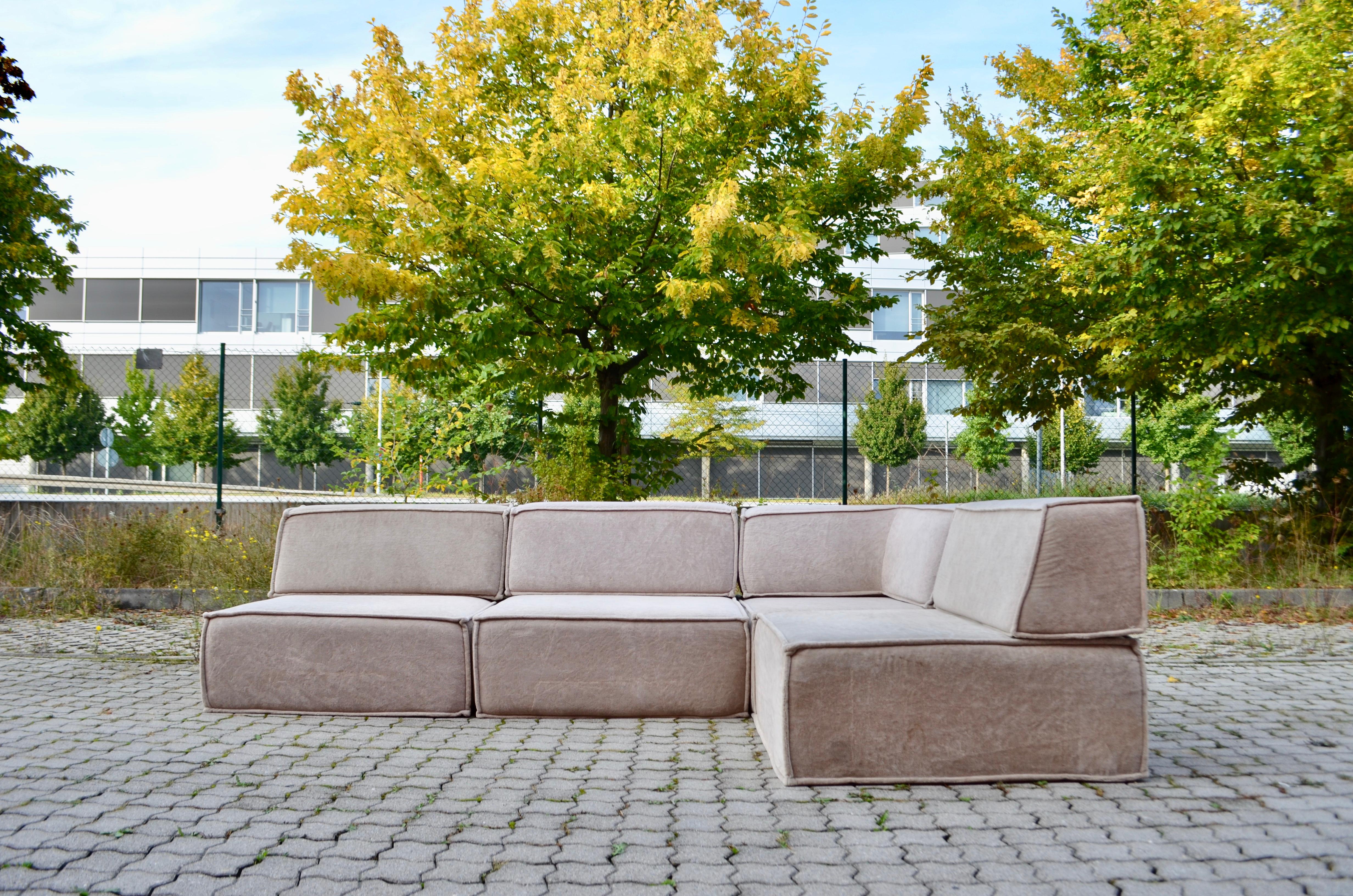 Beautiful vintage 1970s modular sofa from Germany.
The fabric is a soft ecru velours in good condition.

It consists 4 elements.
4 Seating elements
1 corner cushions
3 normal cushions
So you have 4 seating elements that can be arranged in