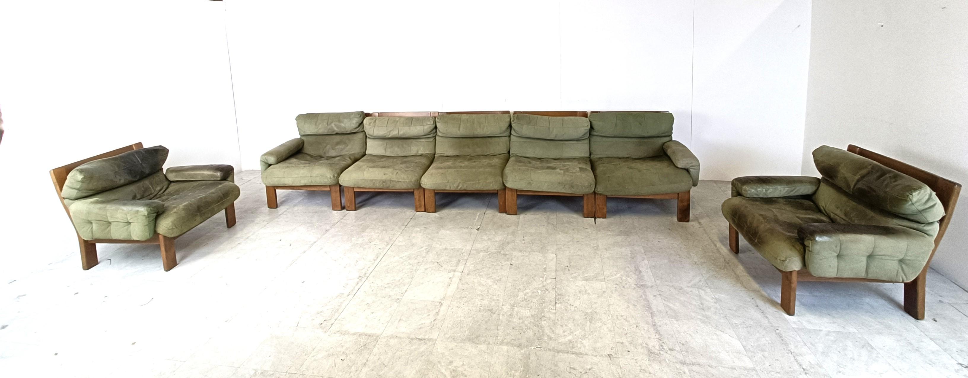 Vintage olive green patinated patchwork leather modular sofa with two armchairs.

The sofas have a very sturdy oak frame and gorgeous dark green leather tufted cushions.

Beautifully aged sofa set with a great vintage look.

very comfortable and