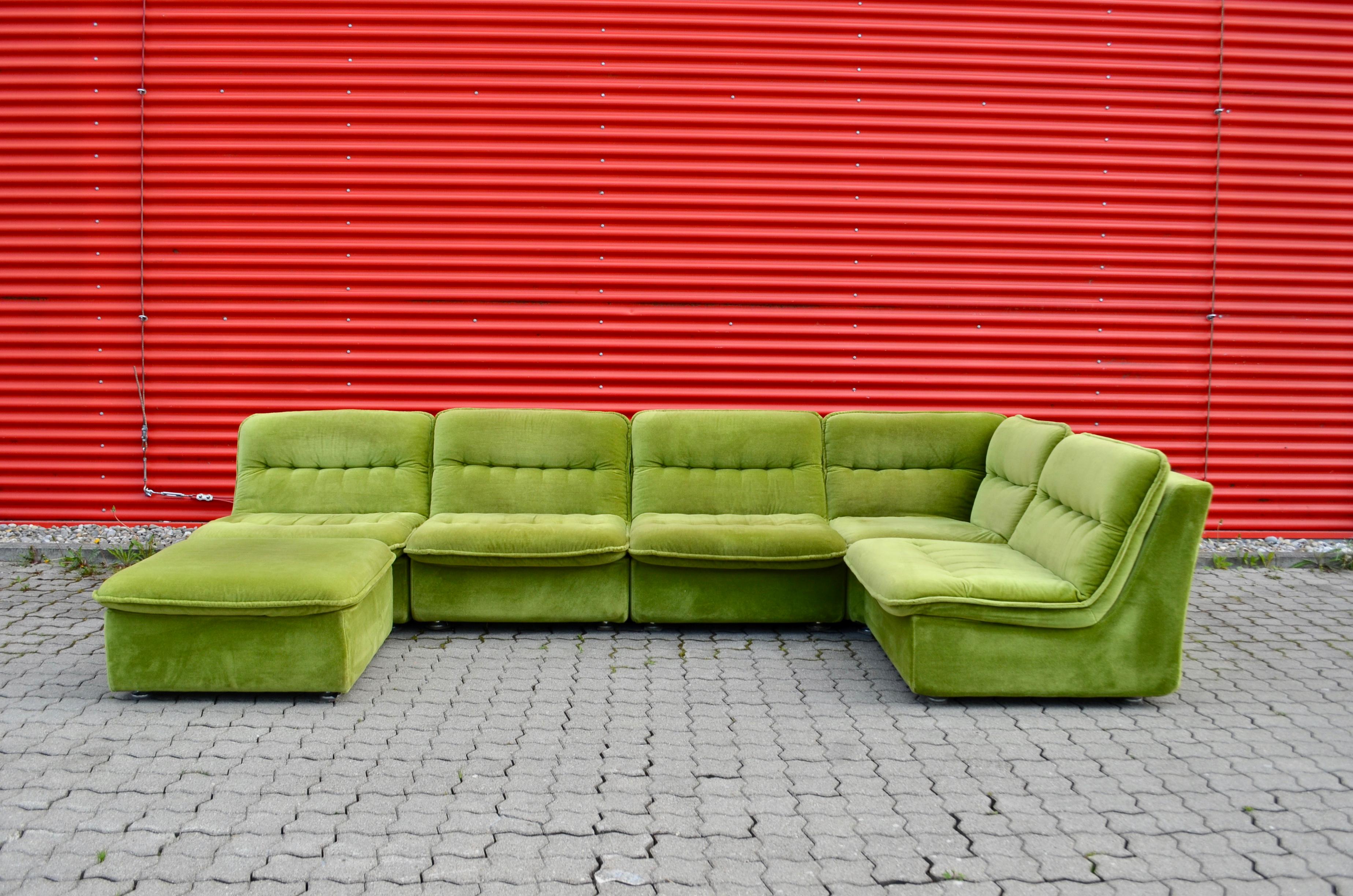 Schönes lindgrünes Sofa aus den 1970er Jahren aus Deutschland. 
Der Stoff ist ein weicher Verlours in gutem Zustand. 
Sie besteht aus 6 Elementen. 
4 Sitzelemente
1 Eckelement
1 Pouf
außerdem 2 Armlehnen und 5 Klammern zum Verbinden des Sofas