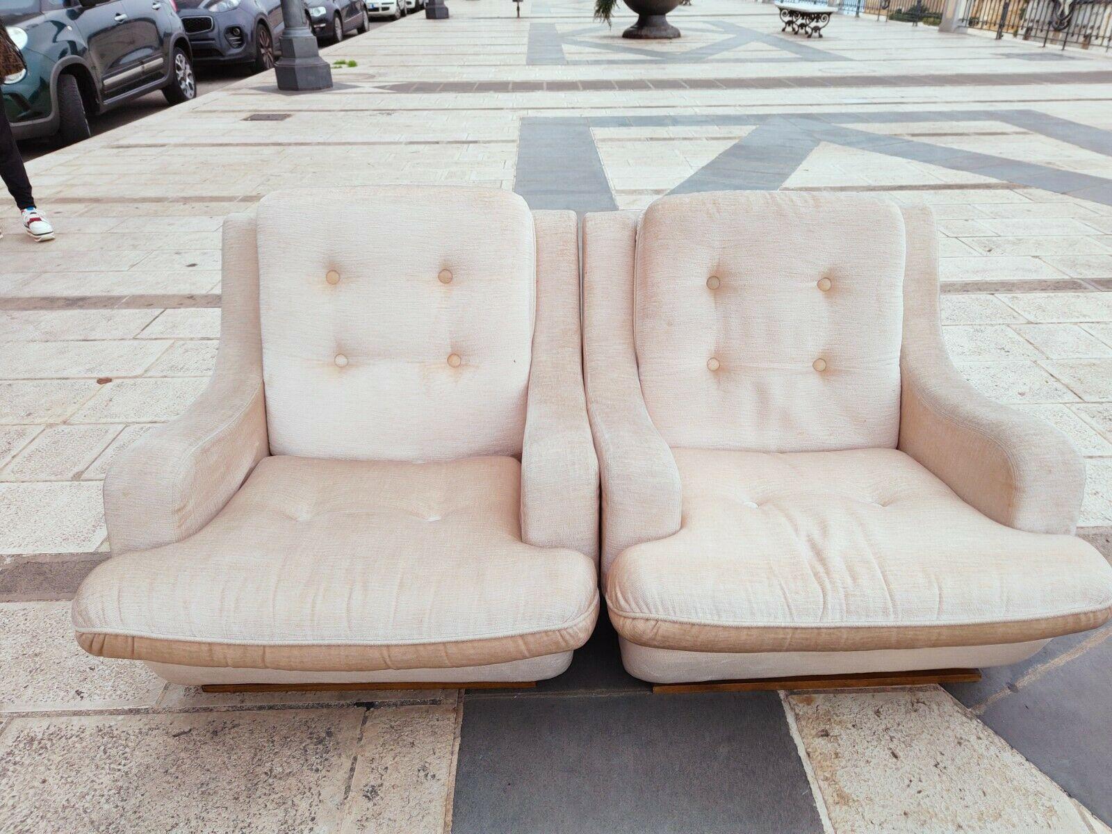 Huge modular living room from the 70s, probably produced by De Sede, consisting of a pair of single armchairs, a curved sofa and a linear one, and an end armchair

Sand beige color, lower plinth in wood

The single armchairs measure 80 cm in