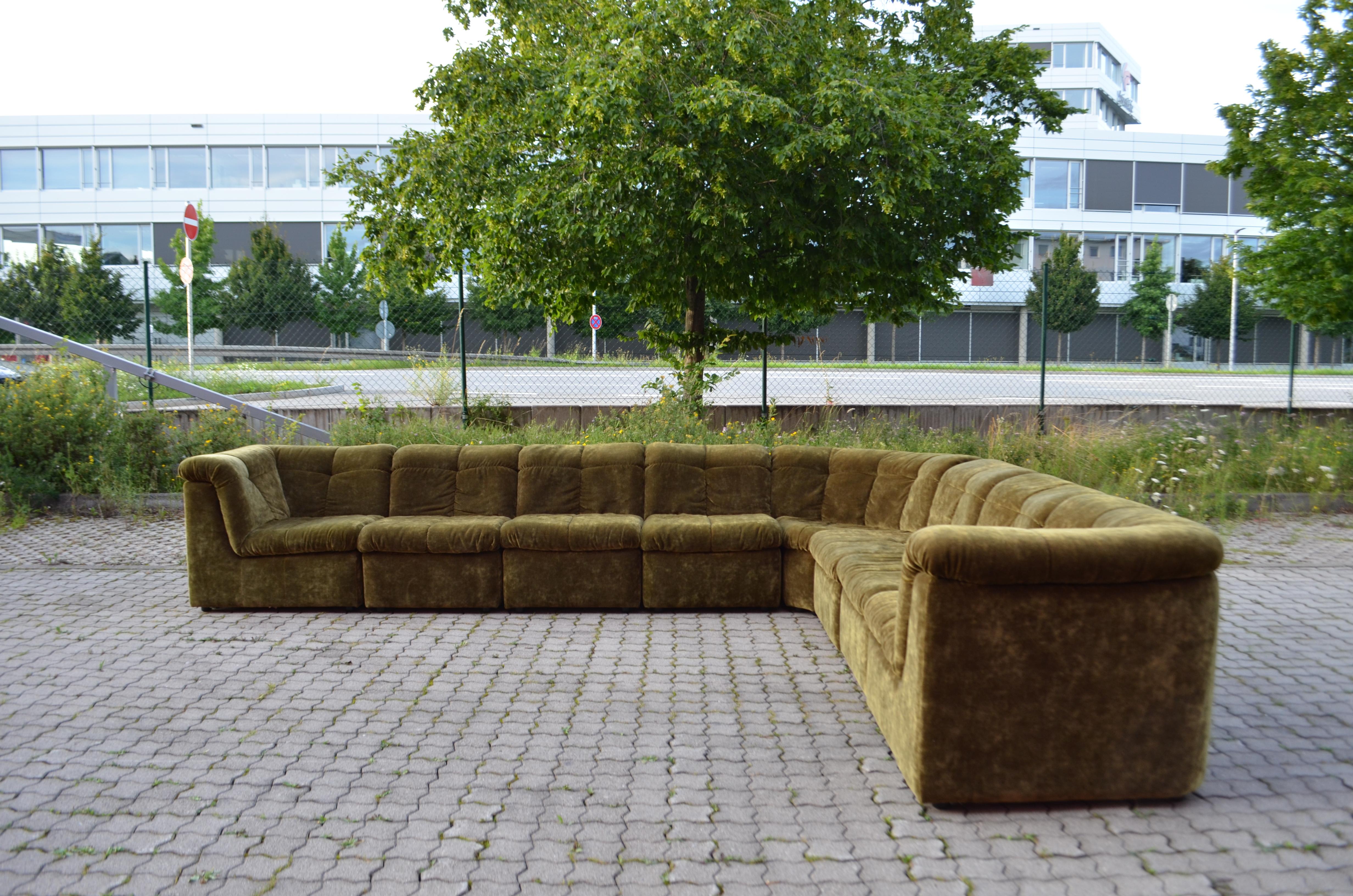 Vintage 1970s modular sofa from Germany.
The fabric is a moss green mohair in very good condition.
Great seating comfort.

It consists 8 elements.
5 Seating elements
2 corner/ end elemnts
1 round element

Each element is made completely of wood,
