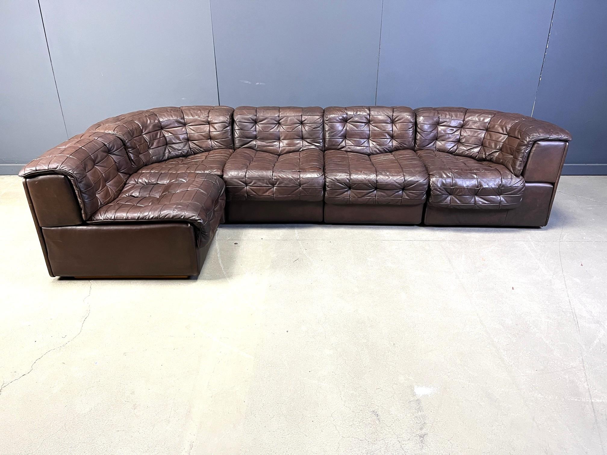 Canapé modulable en cuir patchwork brun du milieu du siècle par Desede.

Desede produisait des canapés en cuir de haute qualité et en produit encore aujourd'hui.

Ce modèle DS11 est assez rare.

Cette installation particulière est idéale pour