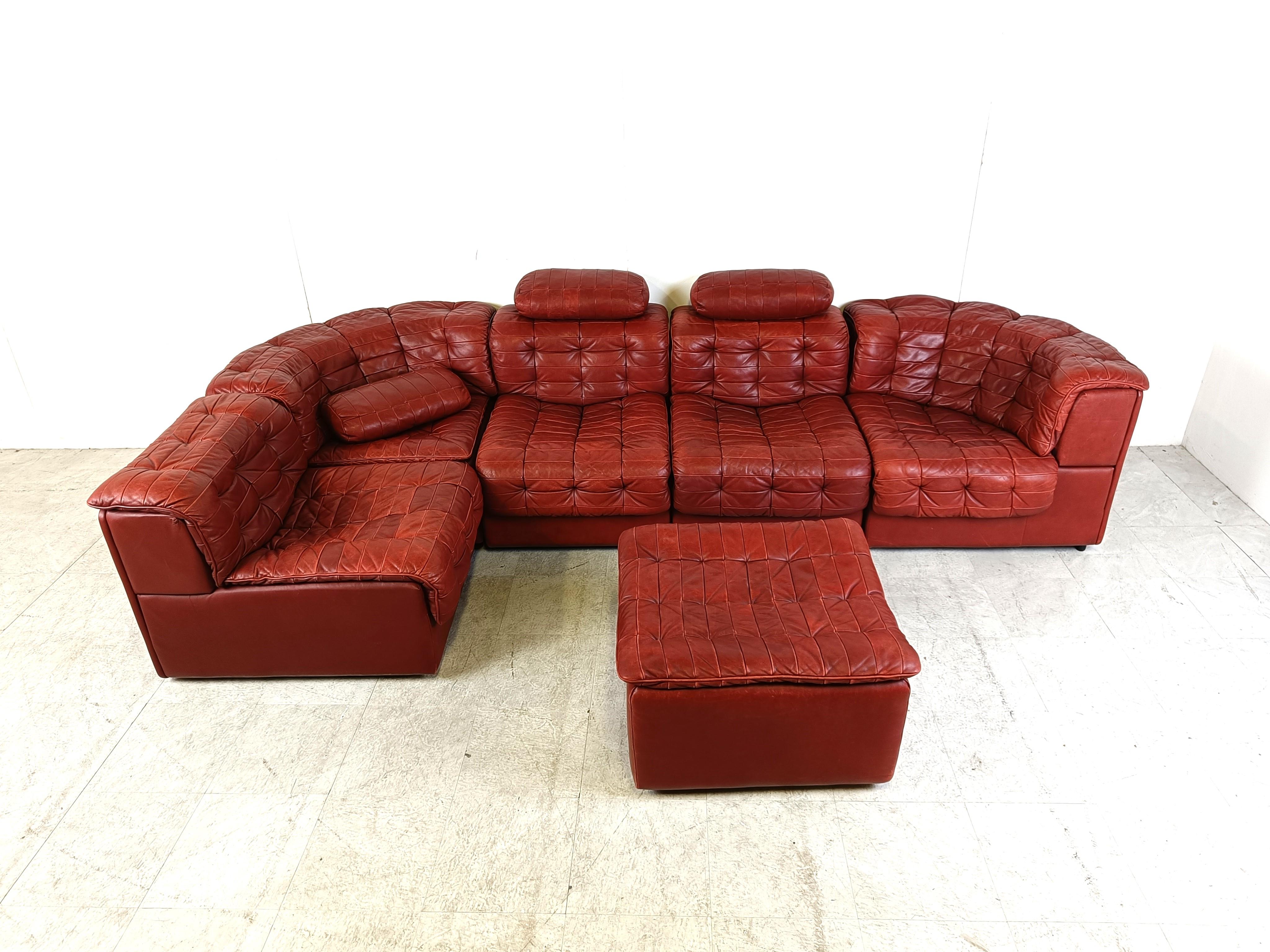 Mid century red patchwork leather modular sofa by Desede.

Desede produced high quality leather sofas and is still producing today.

This DS11 model is quite rare to find especially in this red colour.

It comes complete with ottoman and three