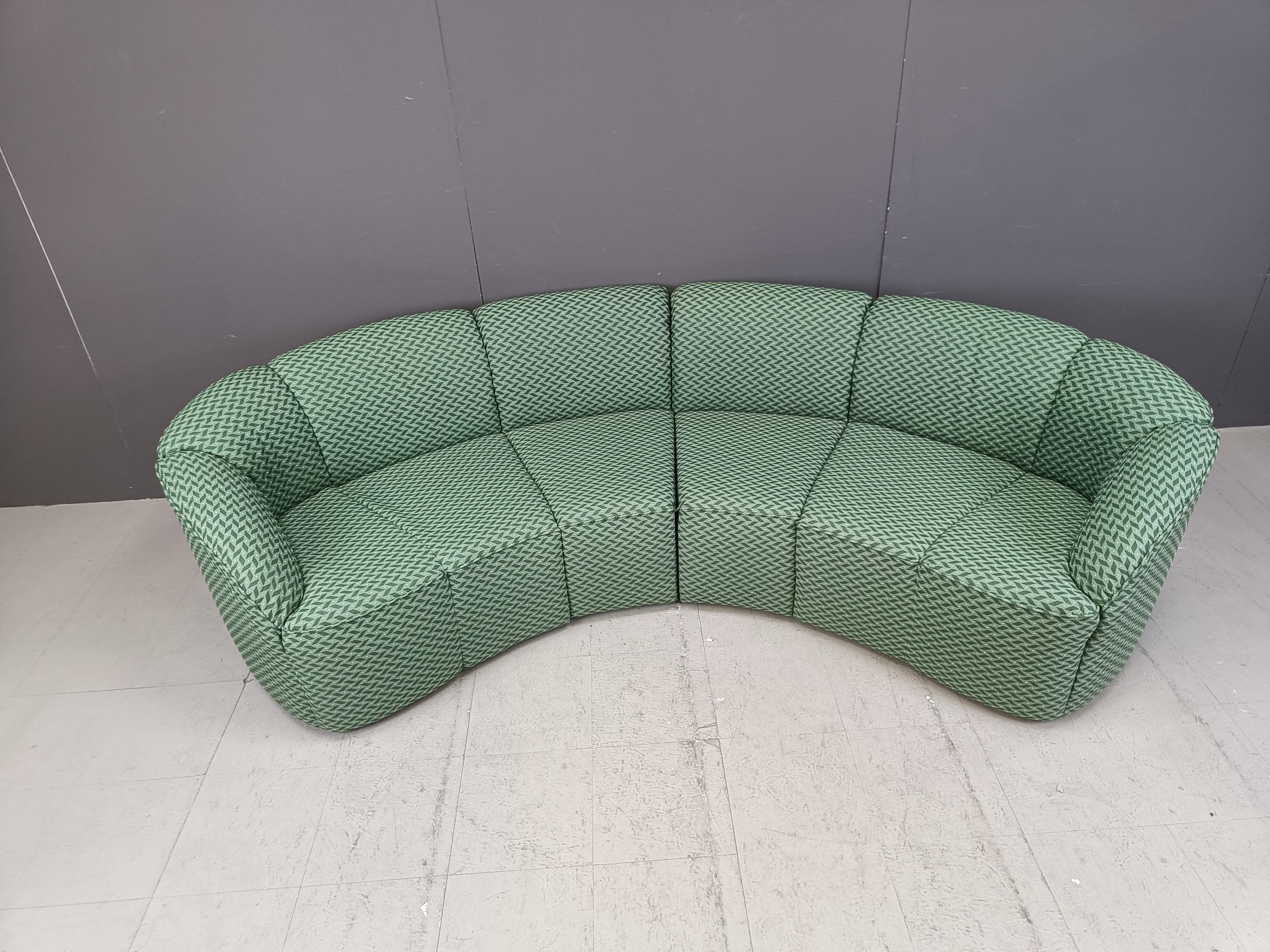 Vintage curvy modular sofa designed by Walter/Wilhelm Knoll - Model Piccolino.

Cool original green upholstery with a 1960s pattern.

Very good condition, comfy vintage sofa.

1960s - Germany

Dimensions as showed:
Height: 73cm
Width: 245cm
Depth: