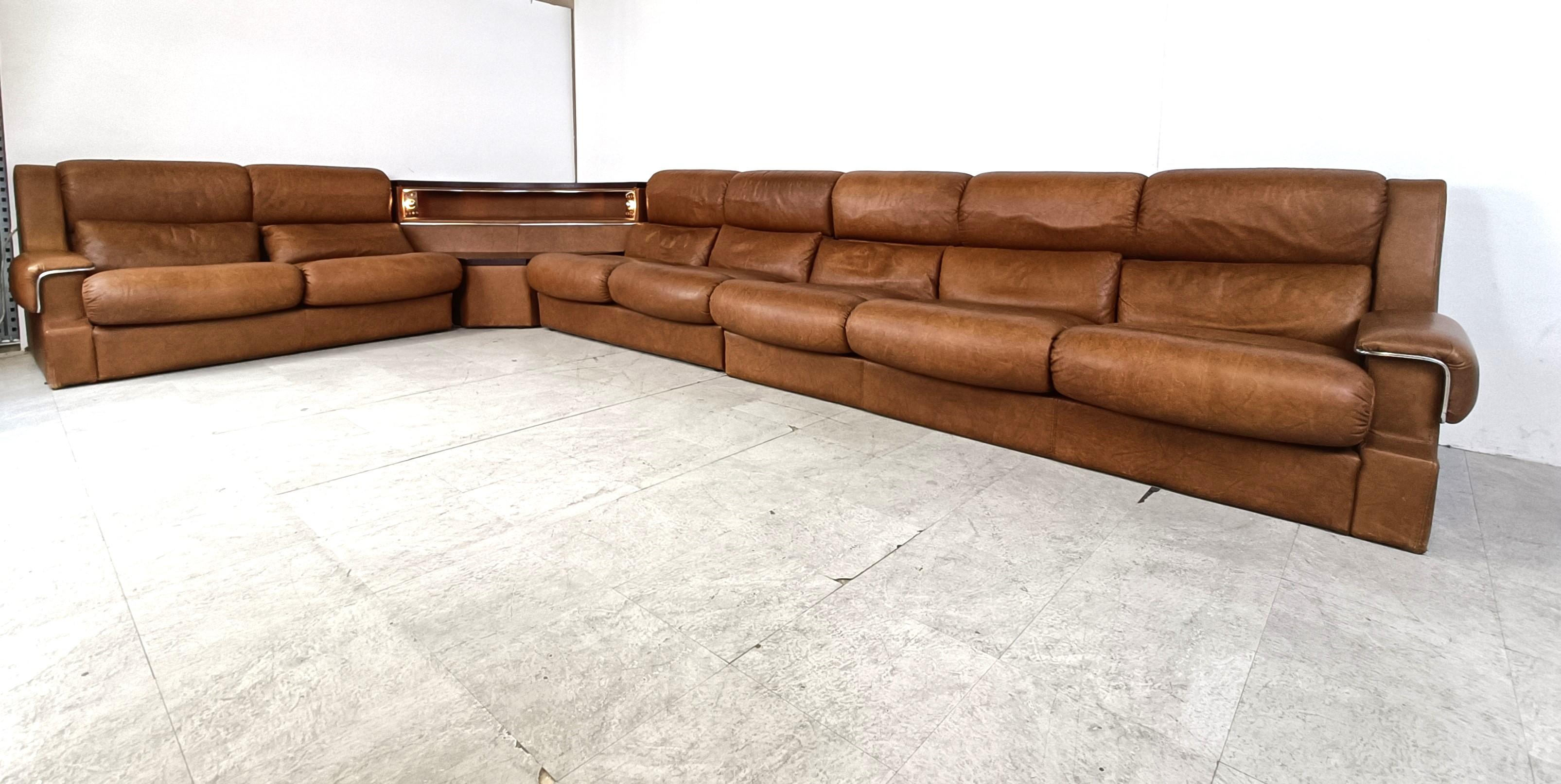 Seventies design sofa set made from simili leather with a illuminated storage space.

Cool chromed tubular details.

Very comfortable sofa set with a cool seventies vibe.

Very good condition

1970s - België

Dimensions (L shaped as