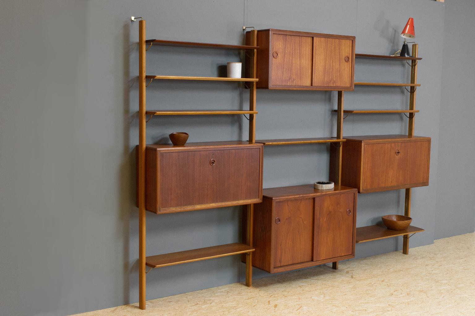 Vintage midcentury modular wall unit in teak designed by William Watting for Dutch manufacturer Fristho, 1960s. The solid craftsmanship of Fristho shows in this open and transparent storage system. The item is in excellent condition! The large