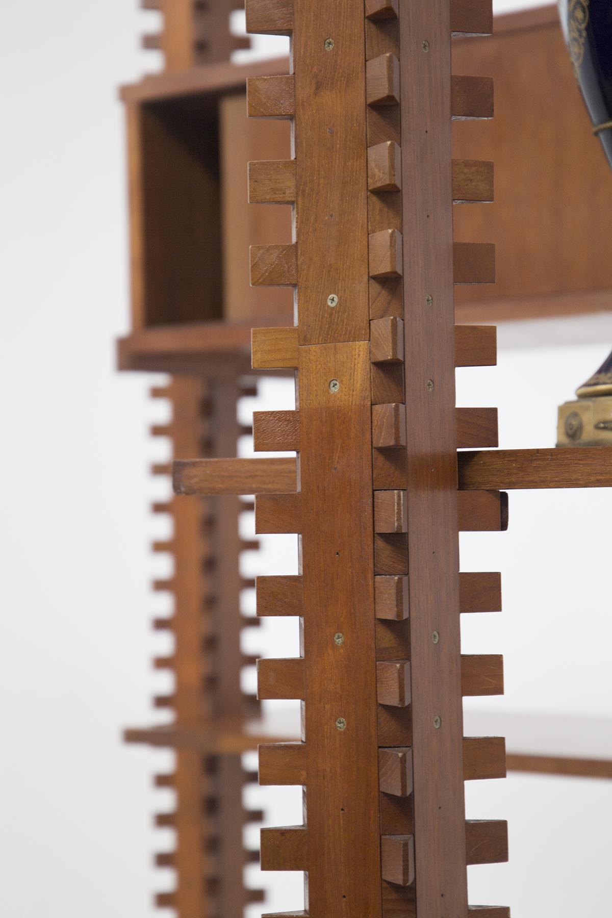 Cette bibliothèque modulaire vintage en bois a été conçue par Ico Parisi pour le fabricant italien MIM, dans les années 50. La bibliothèque en bois s'appelle Lerici et a été publiée dans le livre d'Ico Parisi et sur Domus. Il est entièrement