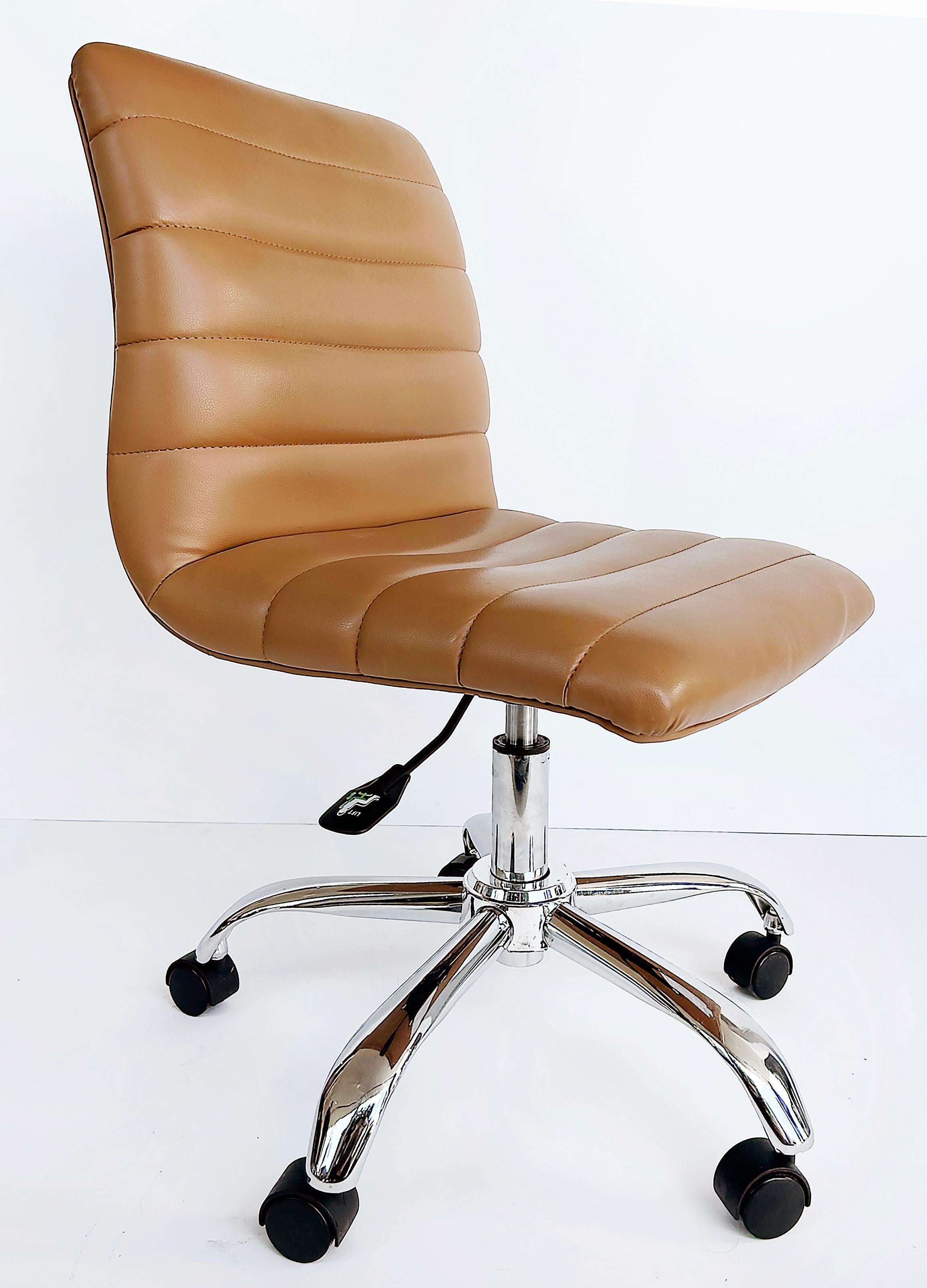 Vintage Modway Chaises de bureau à hauteur réglable sur roulettes, lot de 6

Nous proposons à la vente un ensemble de 6 chaises de bureau réglables vintage de Modway. Les chaises sont sur roulettes et sont recouvertes de vinyle. Nous avons un total