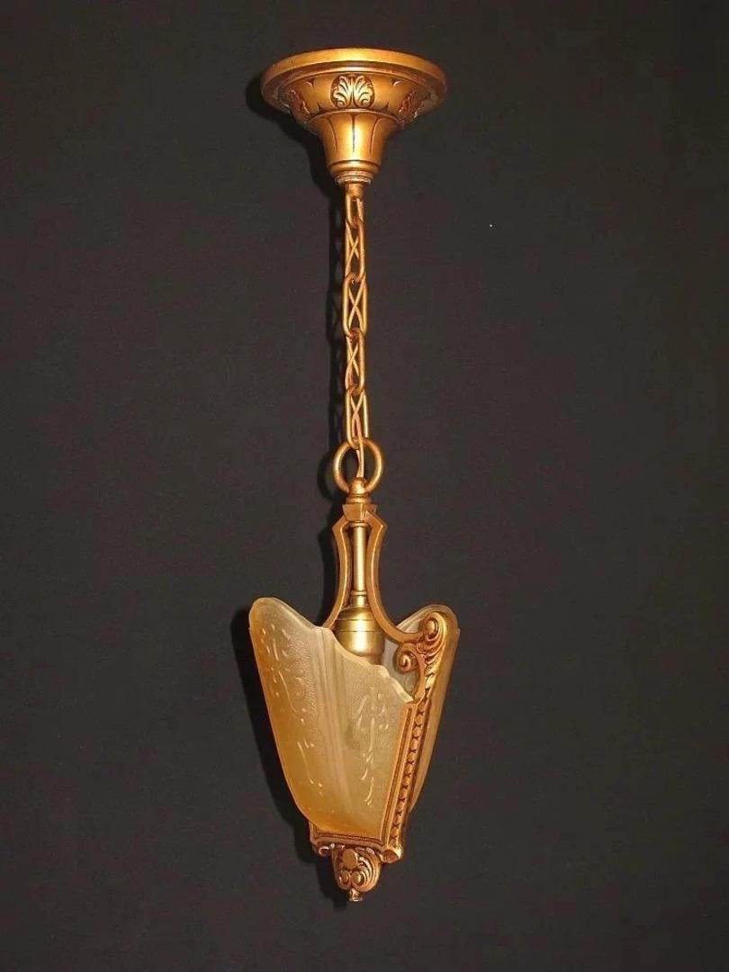 Vintage 1920s - 30s Moe Bridges zwei Slip Schatten Decke Kette hing Pendelleuchte. Neu lackiert, um der ursprünglichen Farbe und Ausführung zu entsprechen.
Beide Farbtöne in ausgezeichnetem Zustand.
Neu verdrahtet nach UL-Normen, einschließlich des