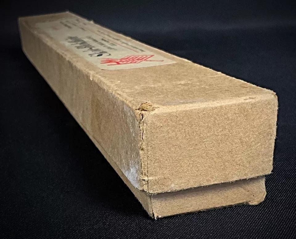 This vintage German wooden flute by Moeck is an elegant instrument that highlights the brand's dedication to quality craftsmanship. Complete with its original box and instruction booklet, it’s an excellent choice for musicians and collectors