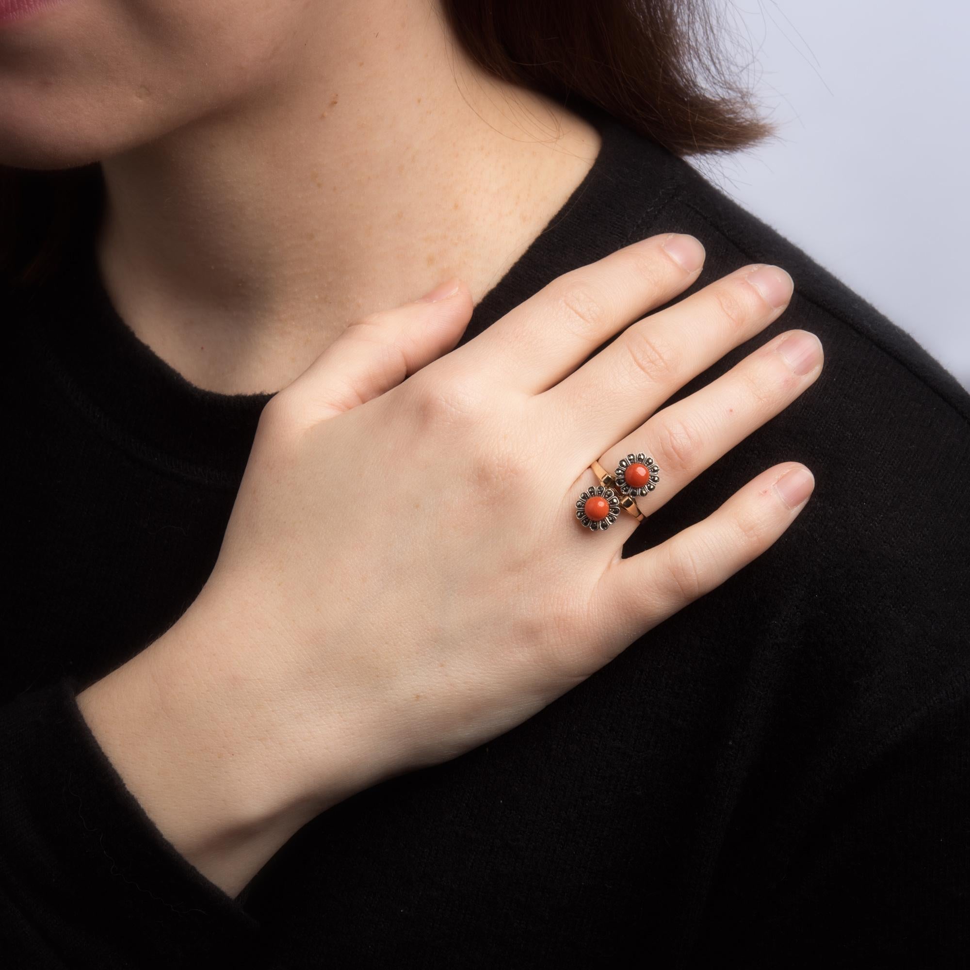 Vintage Moi Et Toi Coral Ring 18 Karat Gold Marcasite Double Flower Jewelry In Good Condition In Torrance, CA