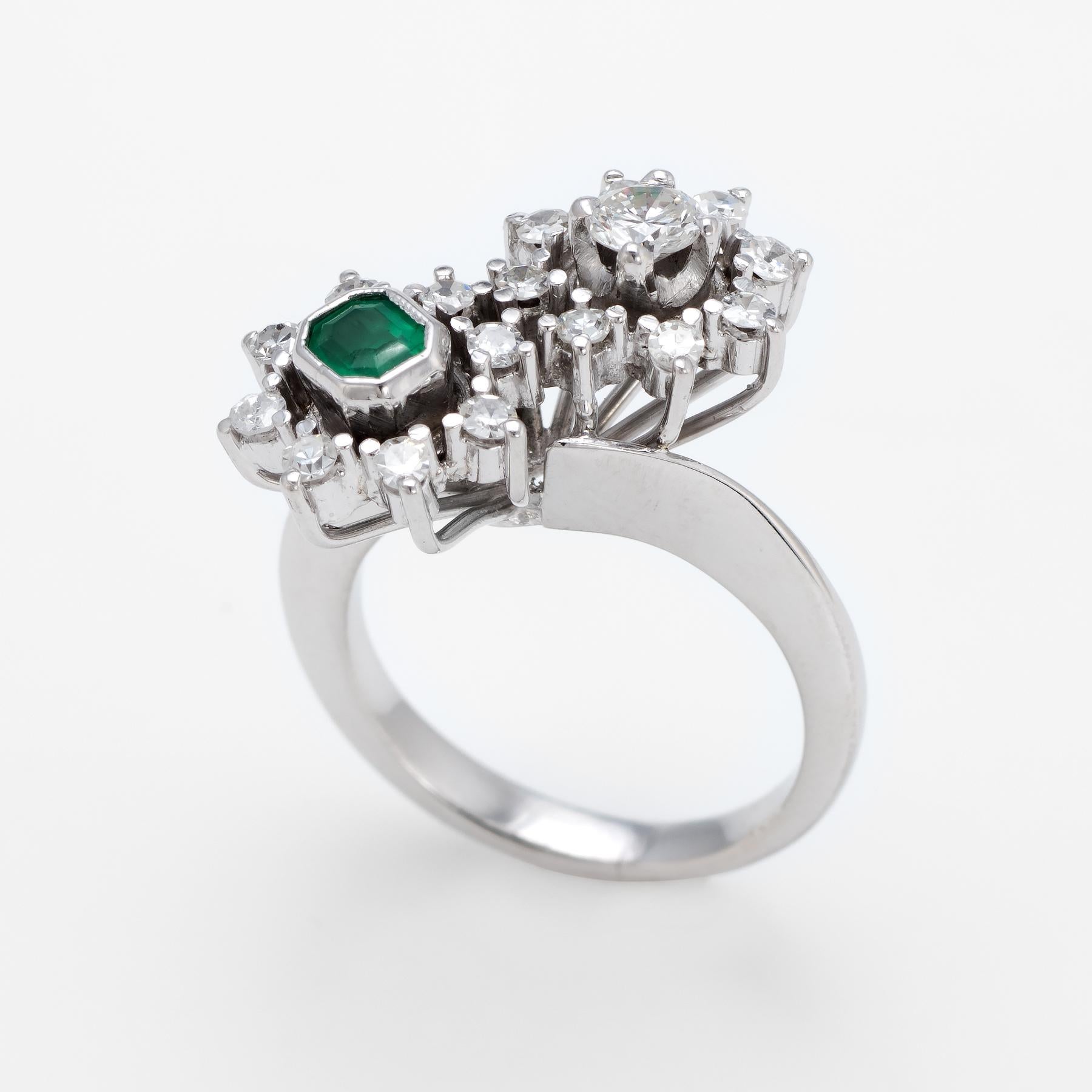 Bague à double fleur en diamant et émeraude (circa 1950-60), en or blanc 18 carats. 

Le diamant rond de taille brillant monté au centre est estimé à 0,20 carats, accentué par 16 diamants de taille unique estimés à 0,02. Le poids total des diamants