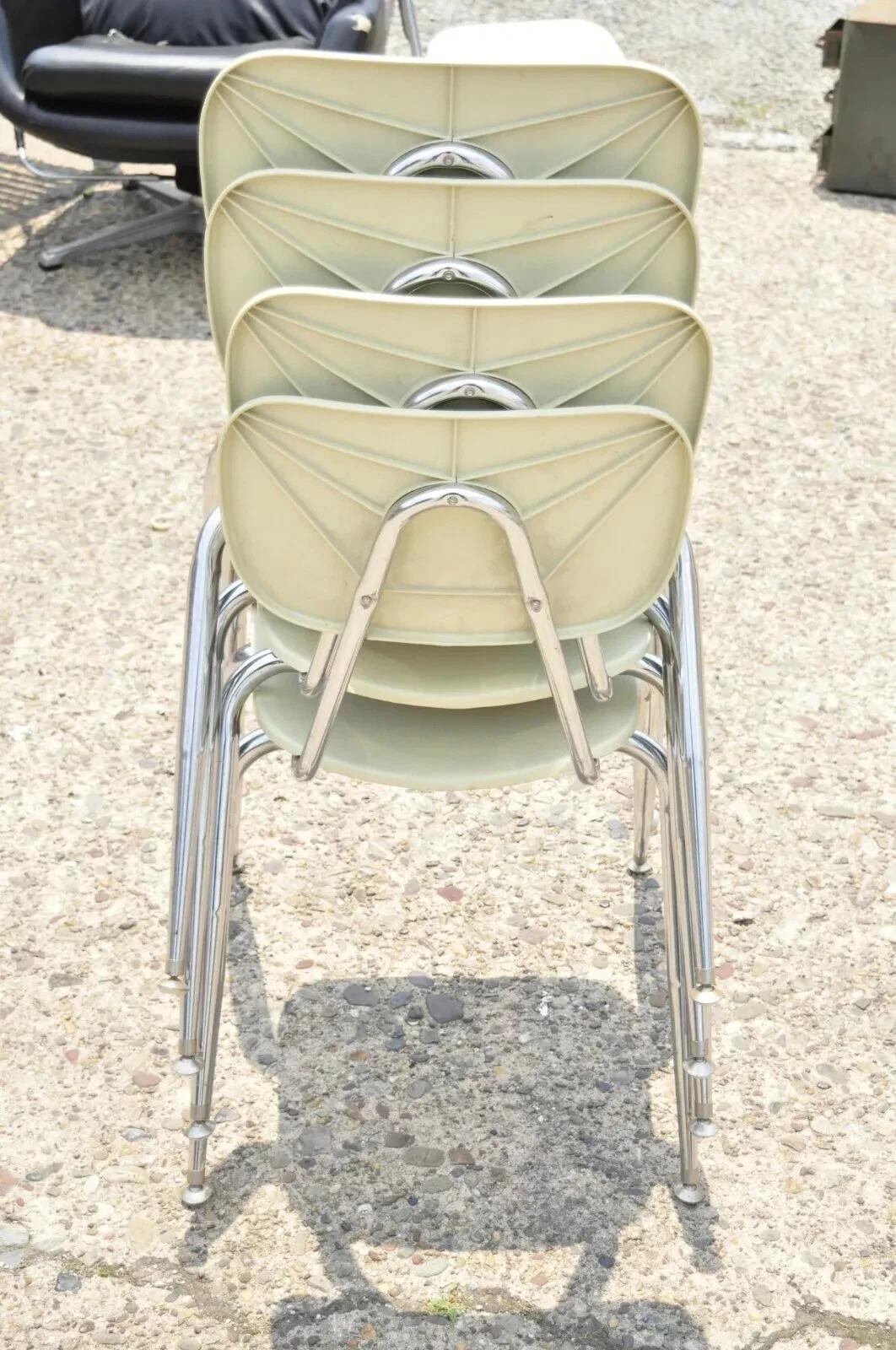 Sedie scolastiche impilabili vintage in plastica modellata con base in metallo cromato - Set di 4 in vendita 3