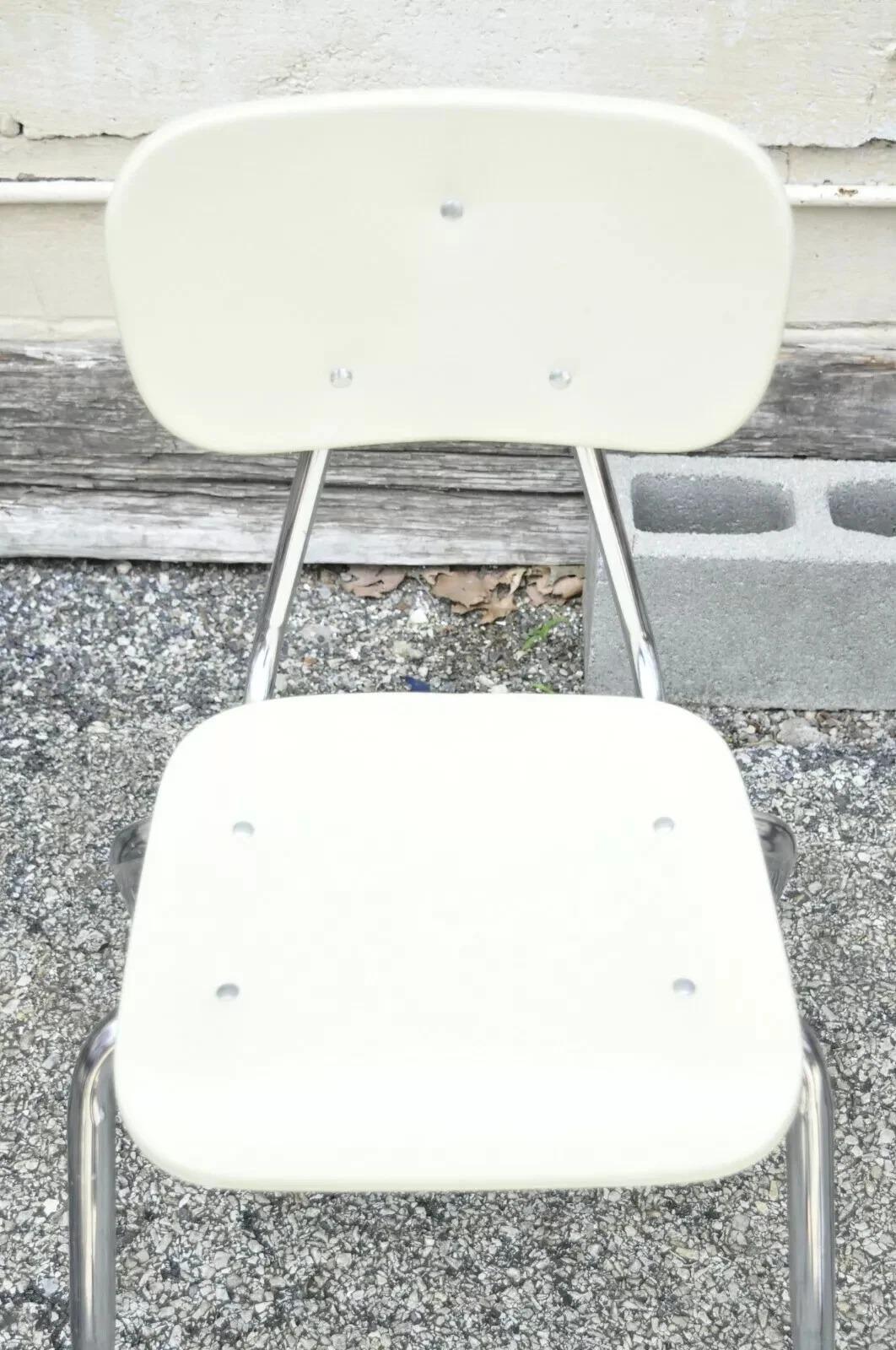 Sedie scolastiche impilabili vintage in plastica modellata con base in metallo cromato - Set di 4 in vendita 1