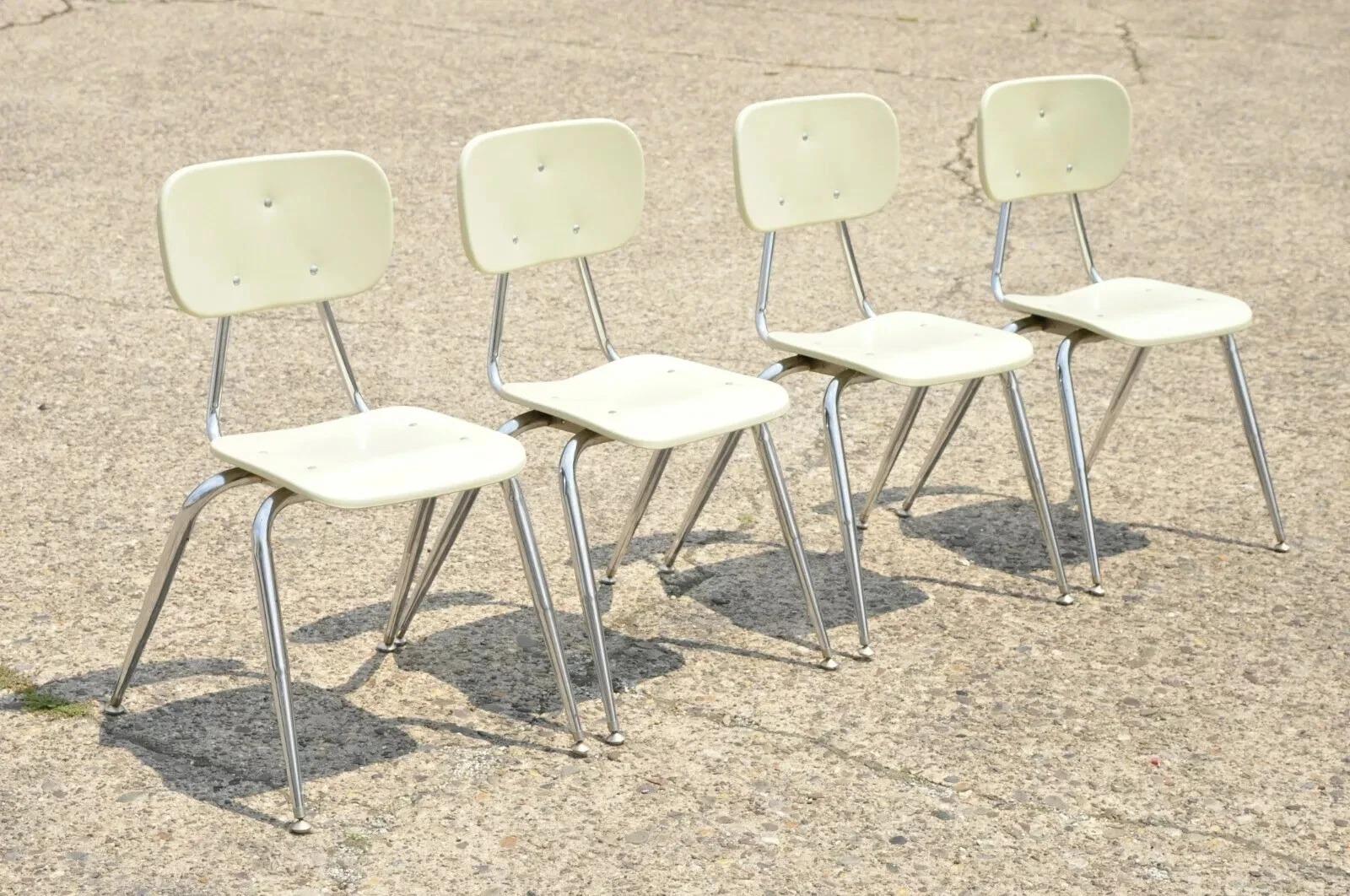 Sedie scolastiche impilabili vintage in plastica modellata con base in metallo cromato - Set di 4 in vendita 2