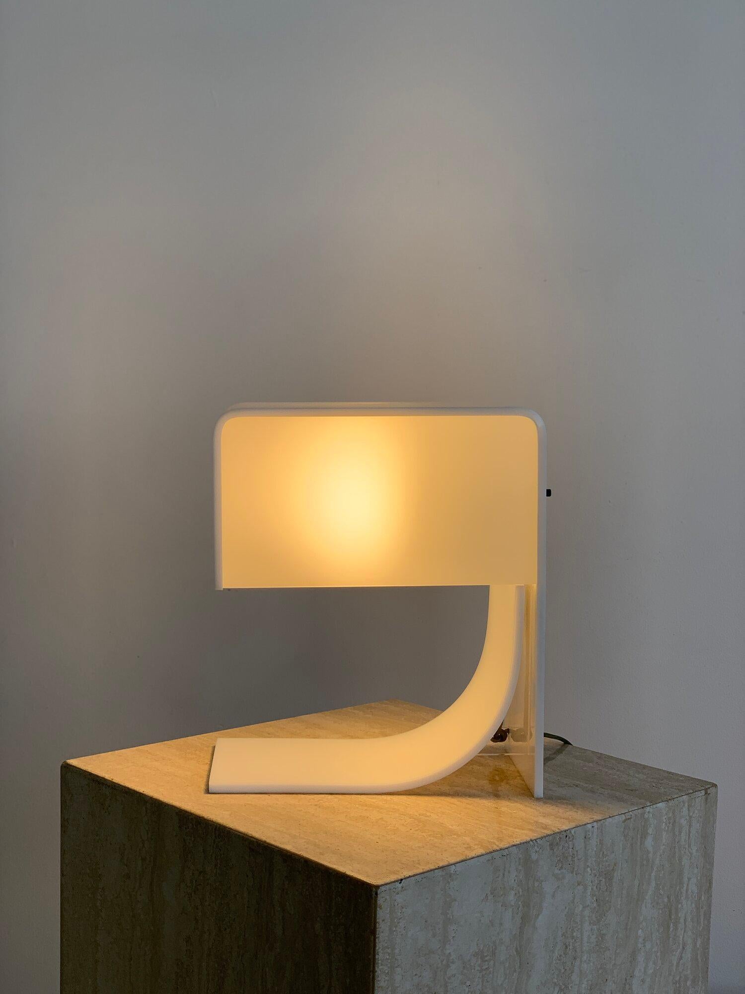Vintage-Lampe aus geformtem weißem Plexiglas, entworfen von Neal Small, um 1965 im Angebot 2