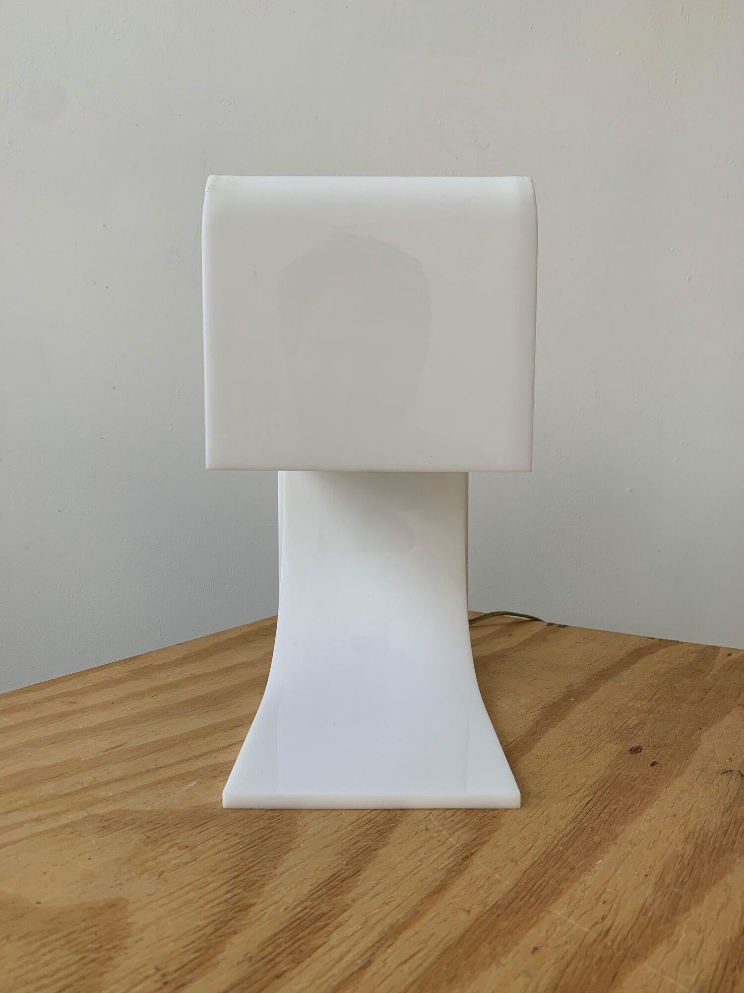Vintage-Lampe aus geformtem weißem Plexiglas, entworfen von Neal Small, um 1965 (20. Jahrhundert) im Angebot