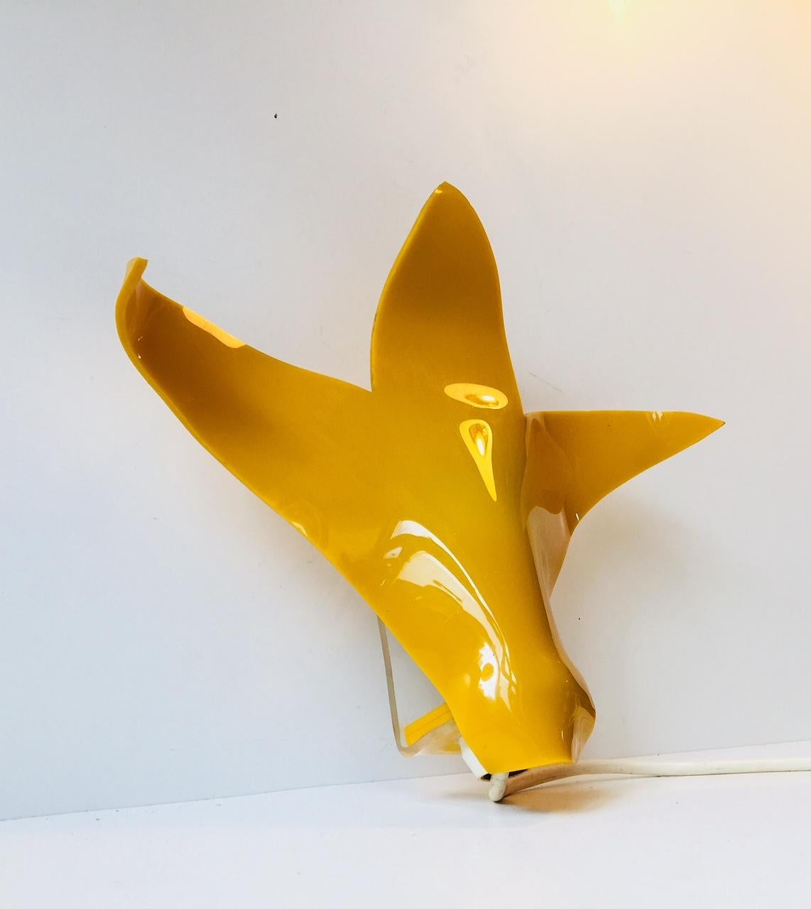 A molded Perspex wall lamp in shape of a flower. It was probably made in Italy during the 1970s. The maker remains anonymous.