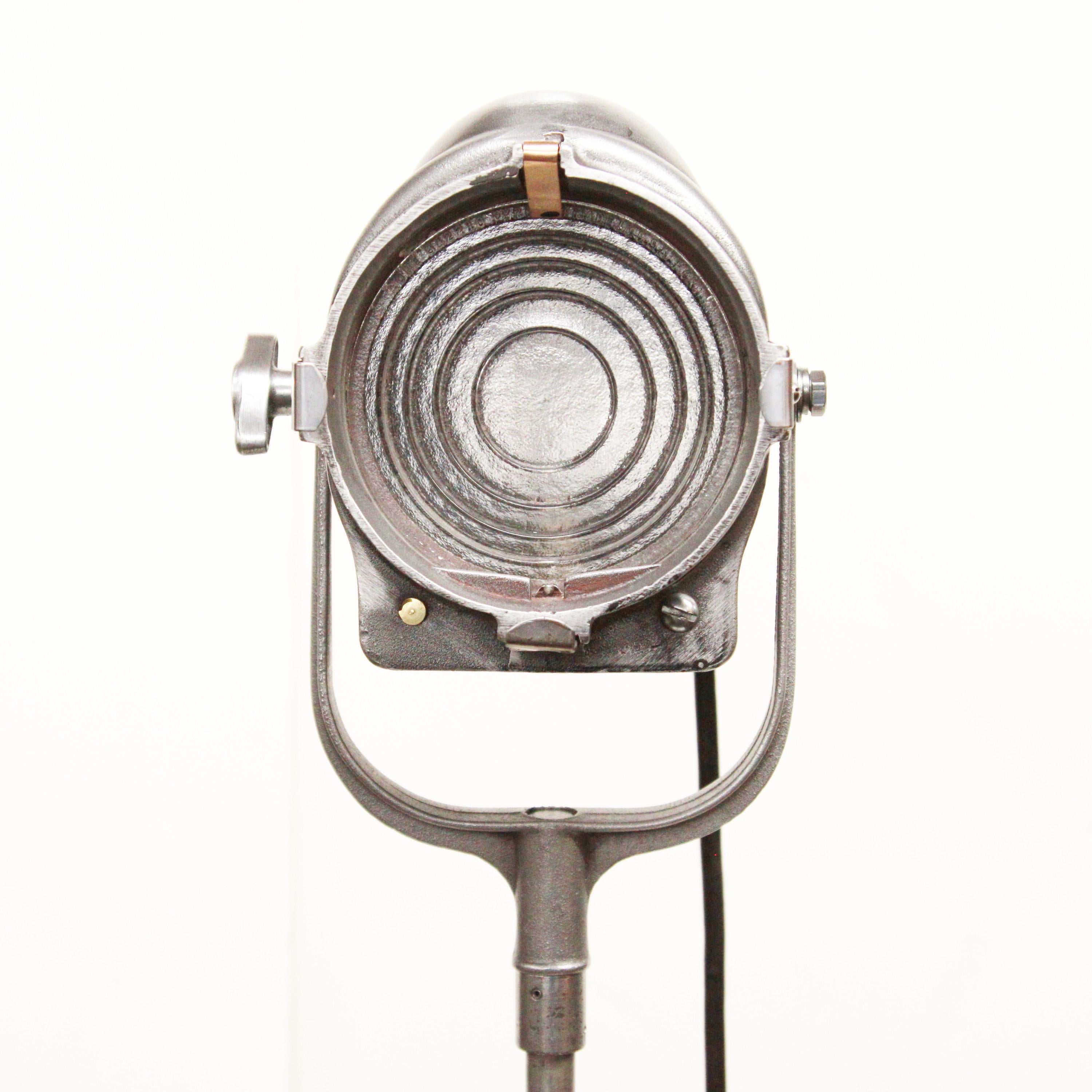 Vintage Mole-Richardson Type 2351 Midget Solarspot Spot Stage Light Floor Lamp In Good Condition For Sale In Lafayette, IN