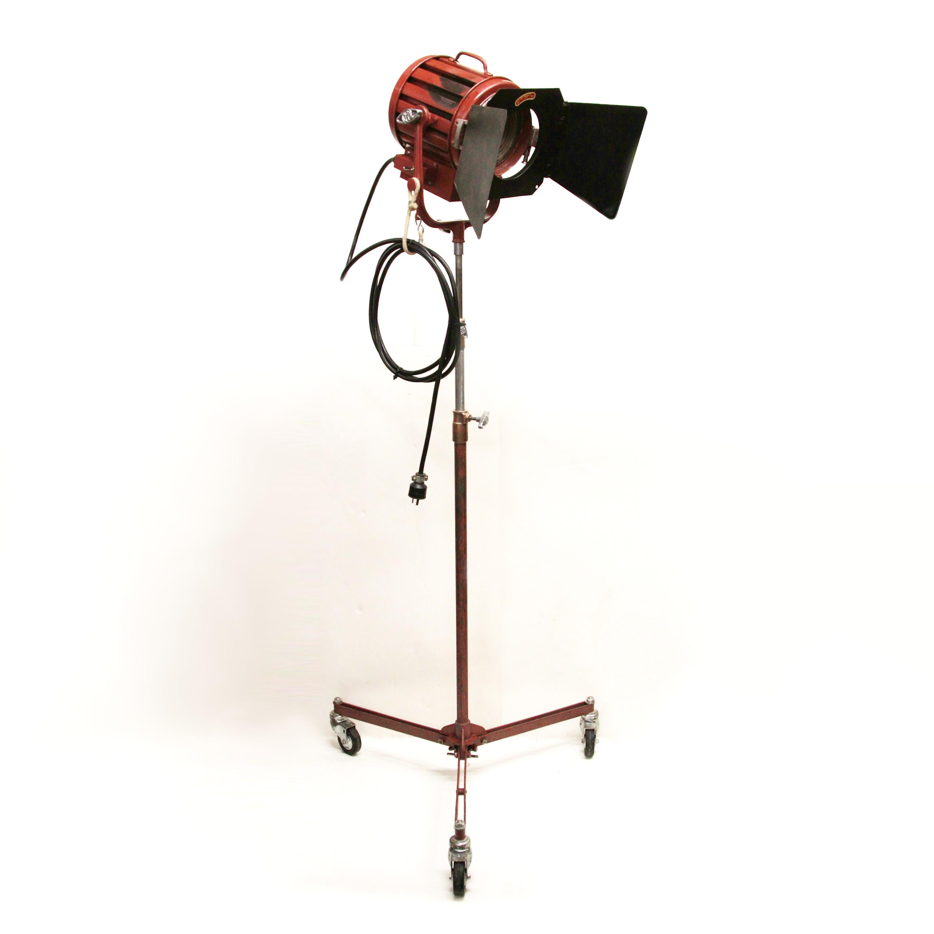 Vintage type 407 baby solarspot stage light by Mole-Richardson of Hollywood, CA.

This fantastic light is in 90% original condition with some light polishing to accentuate the bronze handles and knobs. Original maroon/burgundy paint is 99% intact