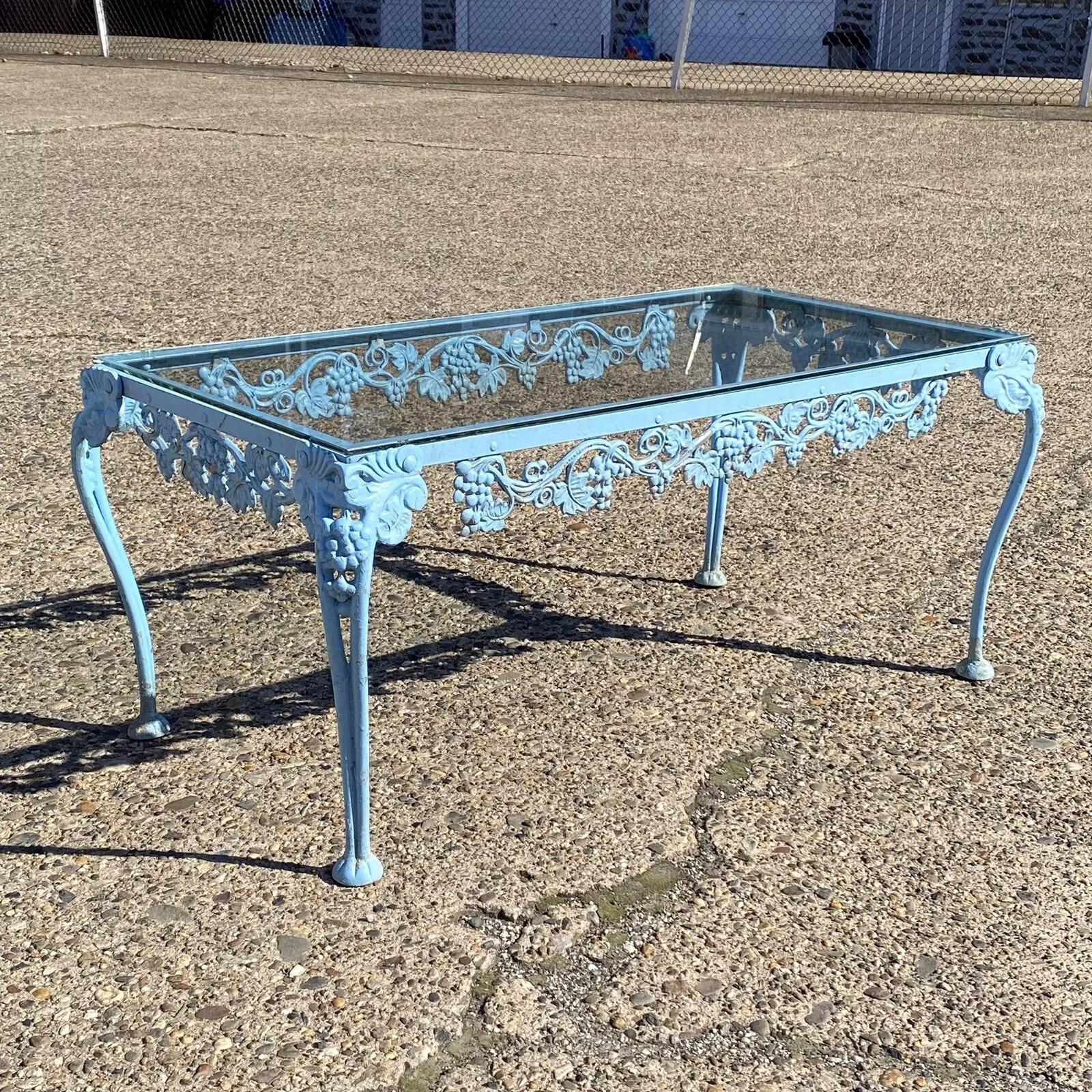Mesa de centro para patio de estilo victoriano Molla vintage de aluminio fundido y metal con tapa de cristal pintada de azul y diseño de cosecha. Mediados del siglo XX. Medidas: 16