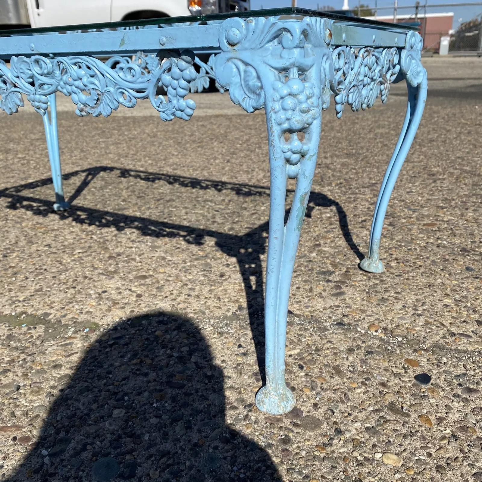 Vintage Molla Victoriana Aluminio Fundido Metal Tapa de Cristal Mesa de Centro para Patio de Jardín en Bueno estado para la venta en Philadelphia, PA
