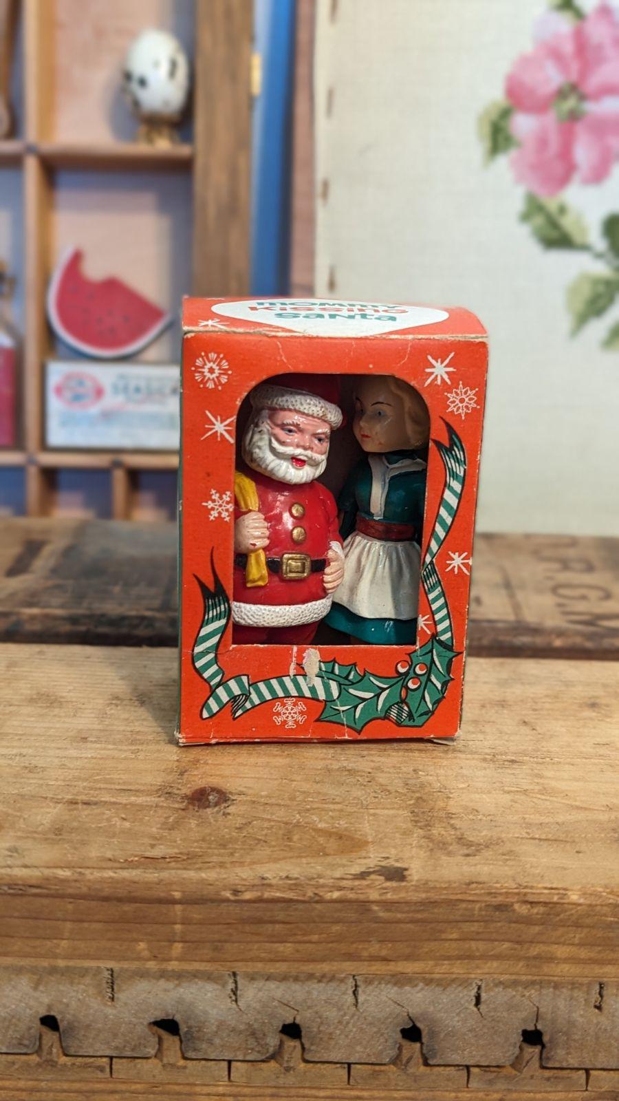 Vintage Mommy küsst Santa Plastikfiguren mit Schachtel. im Zustand „Gut“ im Angebot in Seattle, WA