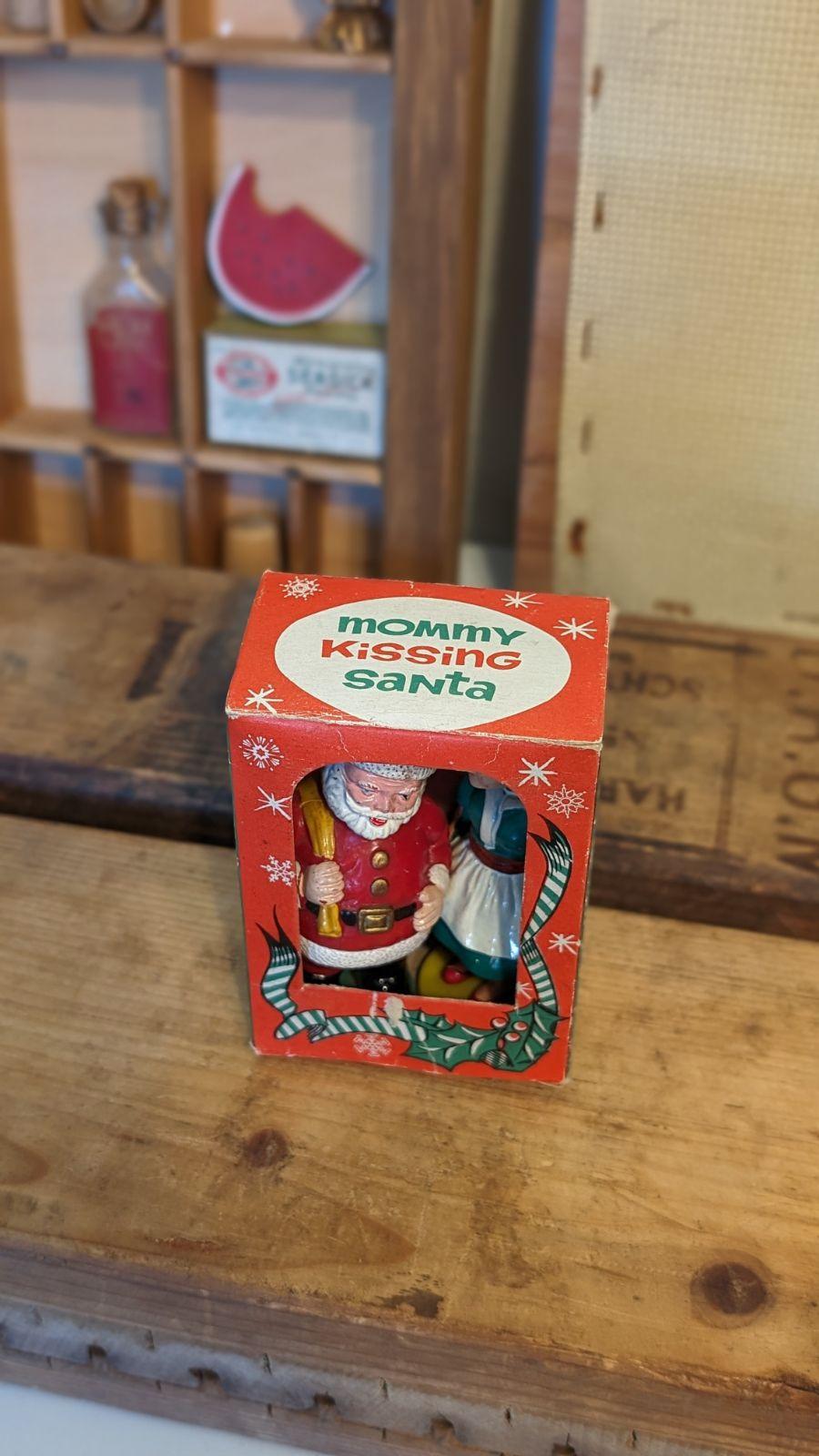 Vintage Mommy küsst Santa Plastikfiguren mit Schachtel. (Mitte des 20. Jahrhunderts) im Angebot