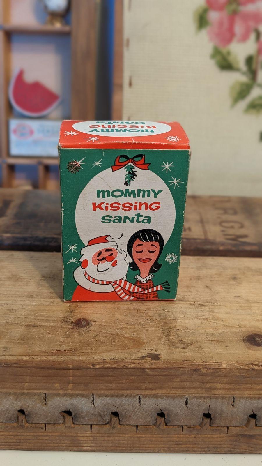 Vintage Mommy küsst Santa Plastikfiguren mit Schachtel. (Kunststoff) im Angebot