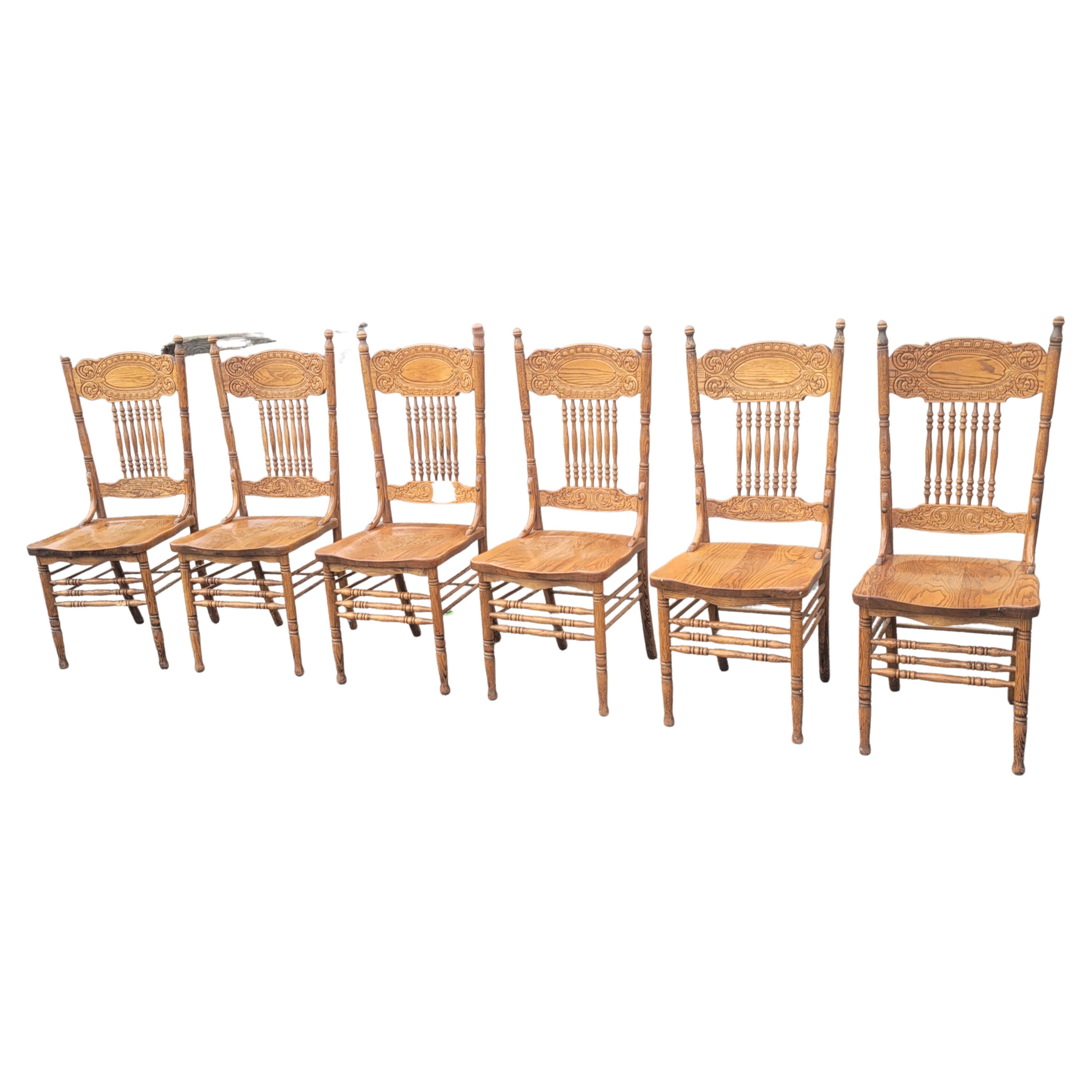 For your consideration is a set of Vintage Mona Liza Fine Furniture handcrafted oak press back dining chairs in very good vintage condition.
 