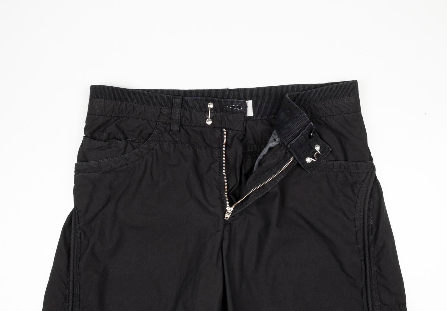 Controlla le mie altre inserzioni. Ho molti altri abiti firmati in vendita. Aperto a qualsiasi offerta.
L'articolo in vendita è 100% autentico Moncler vintage casual Uomo Pantaloni, S883, DU1
Colore: nero
(Il colore effettivo può variare leggermente