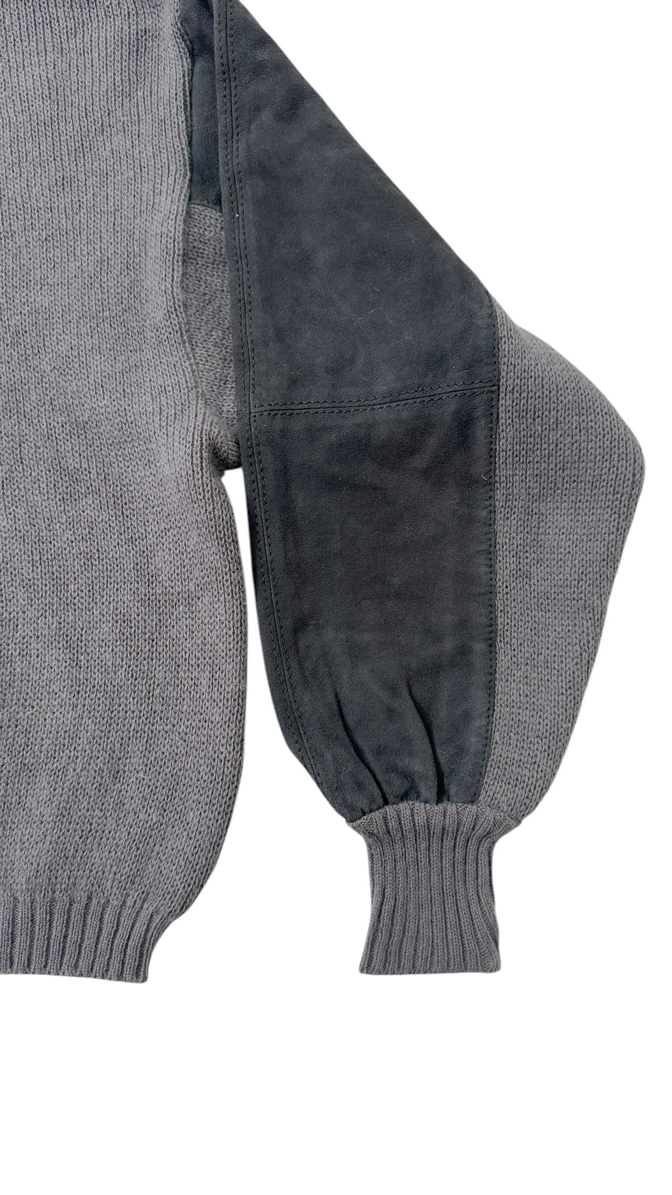 Rare vintage sweater from the now-defunct brand Mondrian, likely active during the 1990s. This label, though short-lived, created distinctive pieces with refined cuts and unique fabric combinations, such as this one.

Crafted in 100% wool, this gray