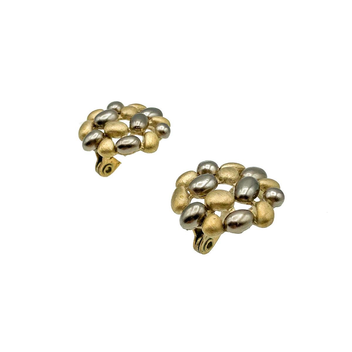 Ein Paar Kieselstein-Ohrringe im Vintage-Stil von Monet. Gefertigt aus gebürstetem Gold mit Harzkieseln. In sehr gutem Zustand, 2 cm, signiert. Mit dem für Monet typischen langsam schließenden Clipmechanismus. Fabelhaftes Design für ein perfektes