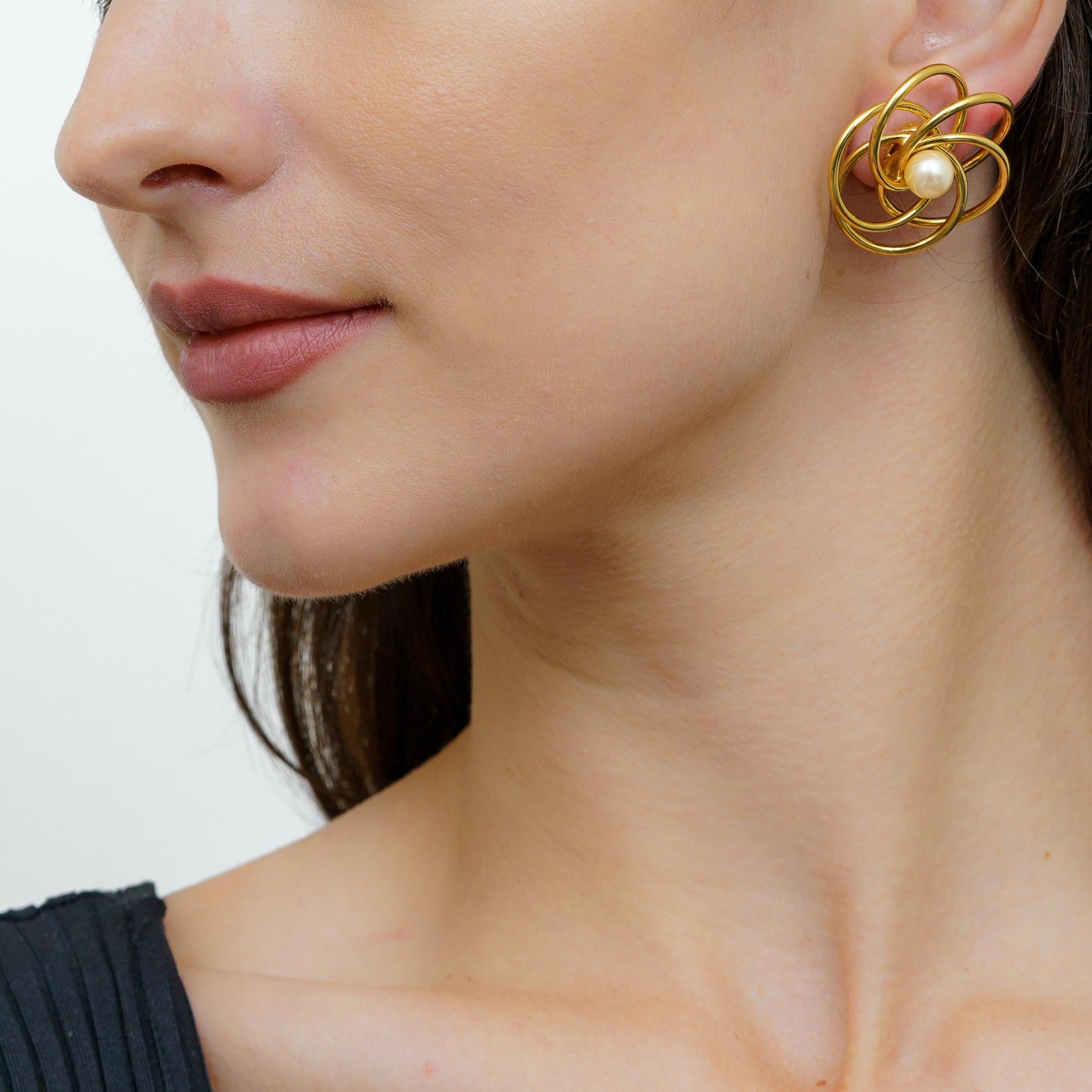 Diese luxuriös gestalteten Ohrclips mit floralen Monet-Perlen im Vintage-Stil verleihen jedem Ensemble Opulenz und zeitlose Ästhetik. Diese Ohrclips aus hochwertigem MATERIAL sind der Inbegriff von raffinierter Raffinesse. Sie sind ein Klassiker für