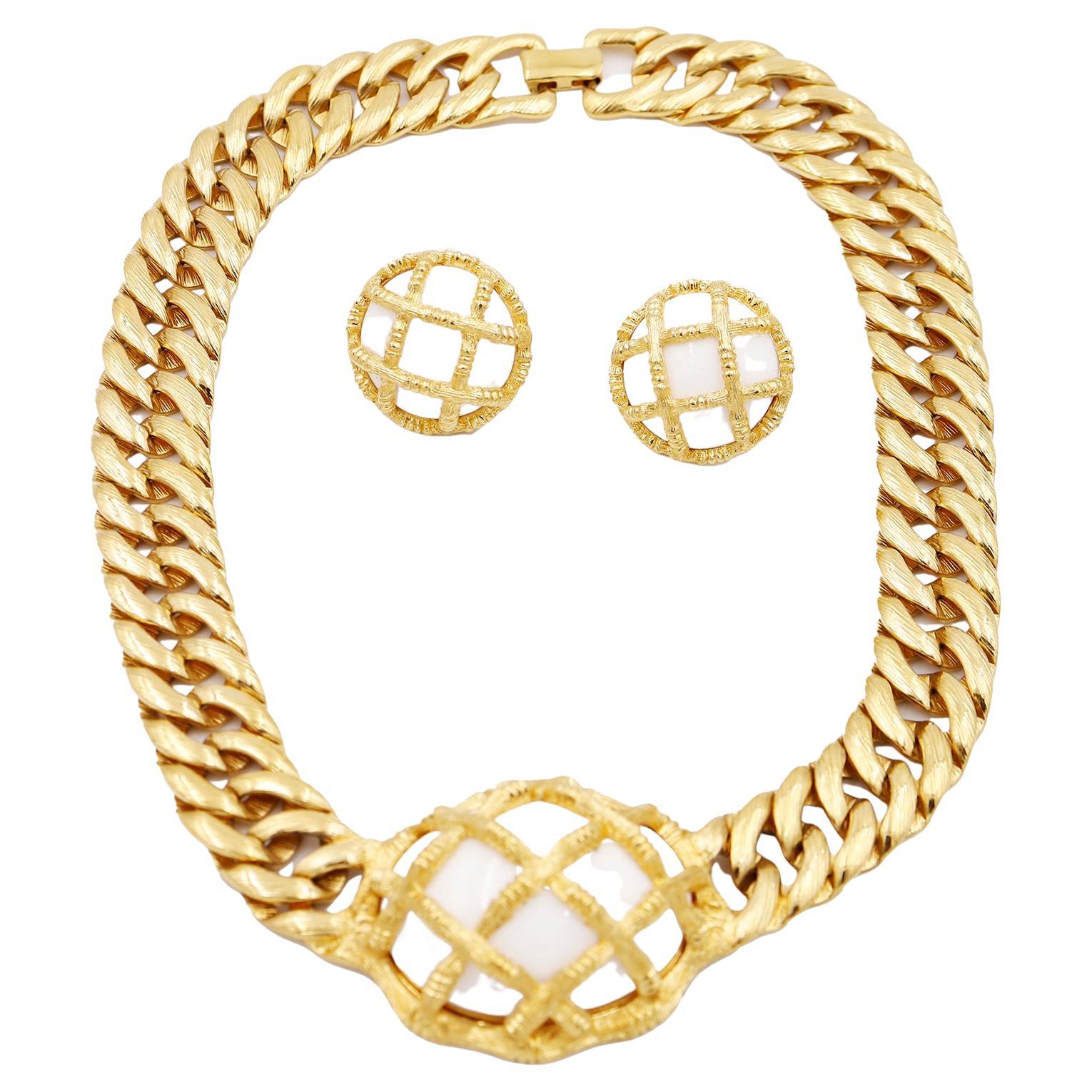 Vintage Monet Gold Kandare Kette Halskette & Ohrringe durchbohrt Set mit weißem Glas im Angebot