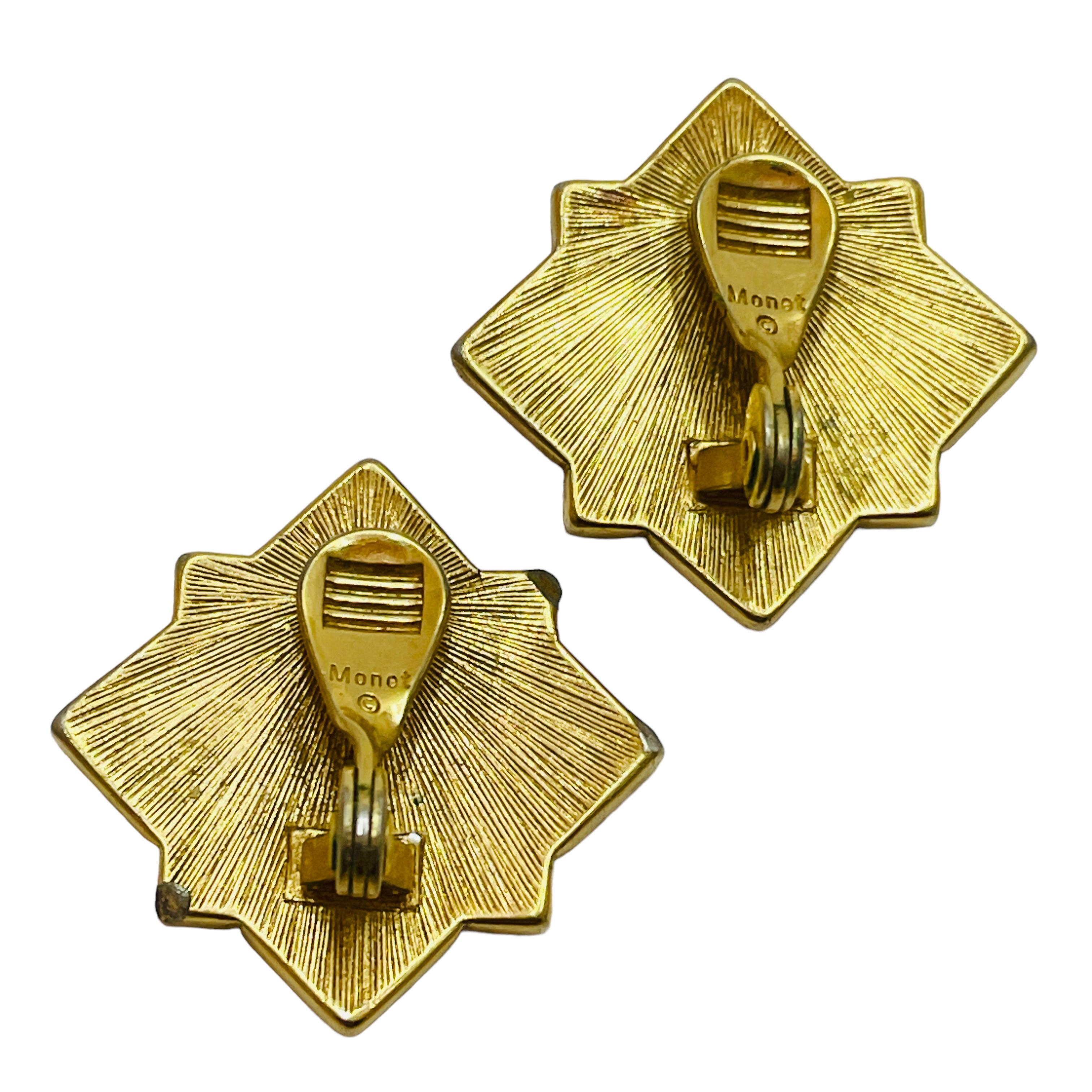 Vintage MONET gold enamel clip on earrings In Excellent Condition For Sale In Palos Hills, IL