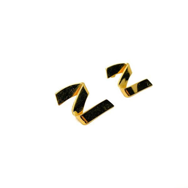 Vintage Monet Lightening Earrings. Featuring a zig zag design in gold plated metal. Pierced fittings, in very good vintage condition, signed, 2cms. A perfect go to earring for your jewel box. Should you choose to buy from us, we commit to the item