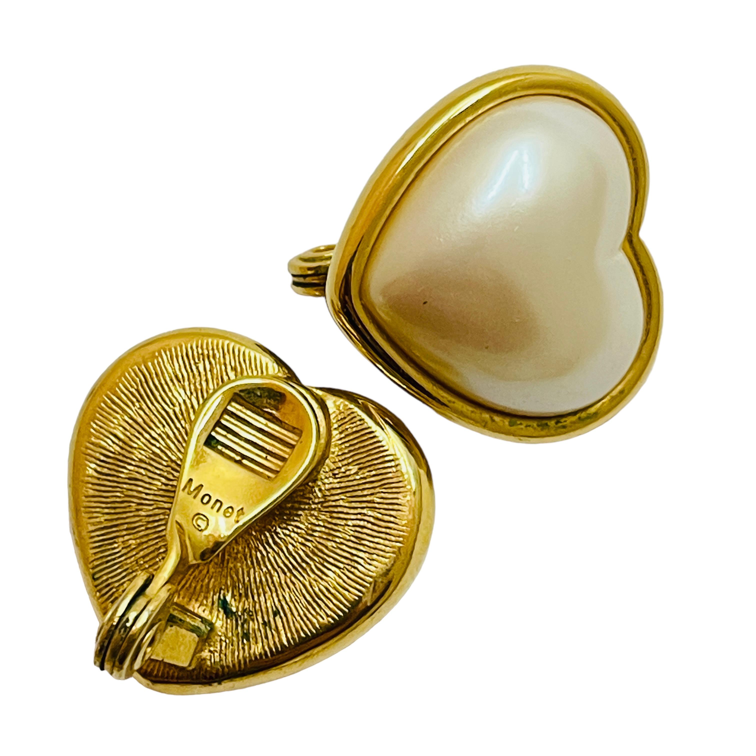 Vintage MONET gold pearl heart clip on earrings In Excellent Condition For Sale In Palos Hills, IL