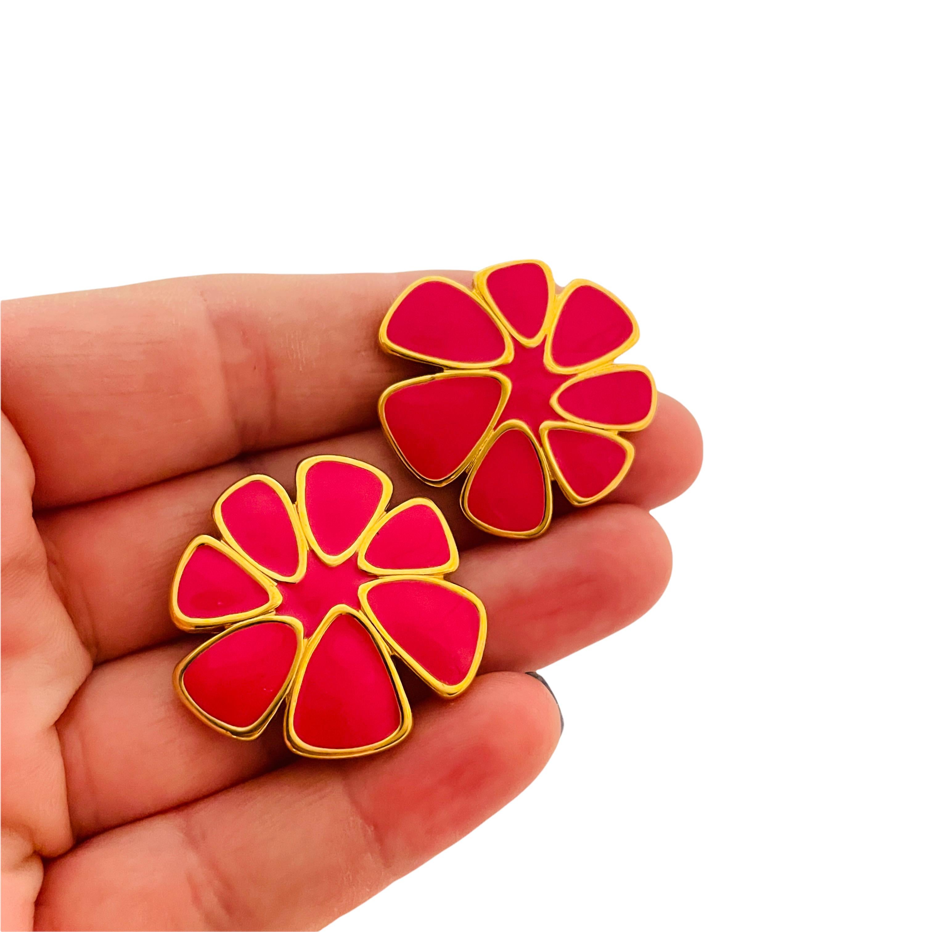 MONET Gold-Rosa-Emaille-Blumen-Design-Laufsteg-Ohrringe Damen im Angebot