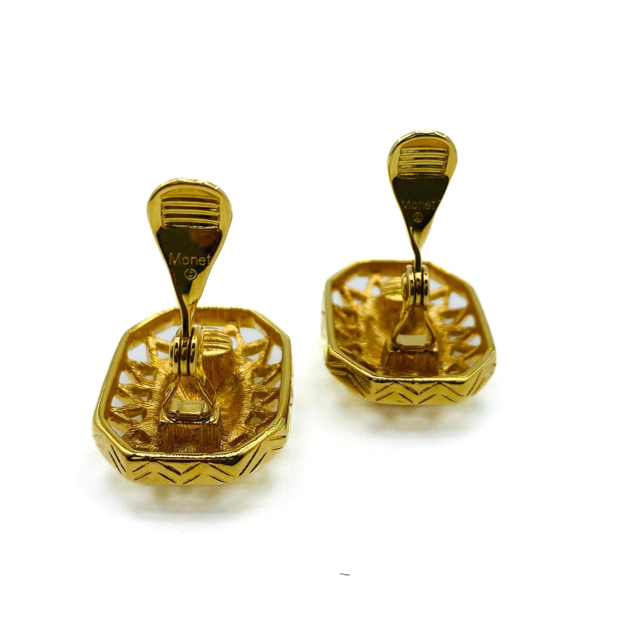 Vintage Monet Clip On Earrings 1980s

Elevate your look with these statement vintage clip-on earrings from Monet, a world-famous costume jeweller. Made in the USA from high-quality gold-plated metal, these earrings are a testament to the brand's