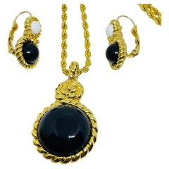 Vintage MONET tono de oro negro blanco resina diseñador collar cadena pendientes conjunto