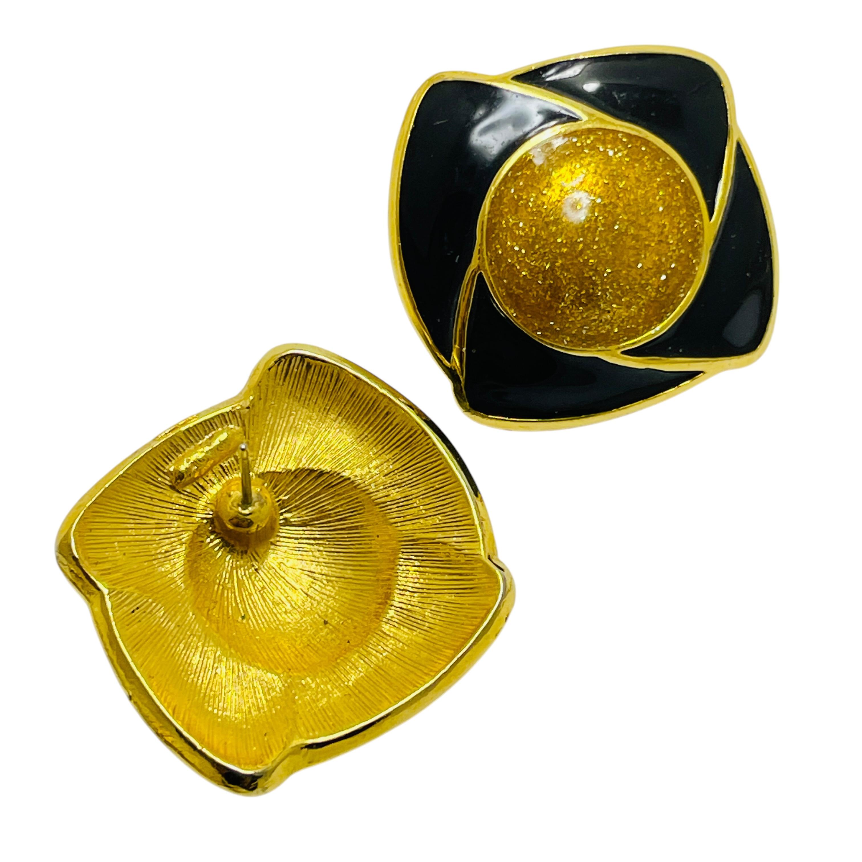 Vintage MONET gold tone enamel designer runway earrings In Good Condition For Sale In Palos Hills, IL